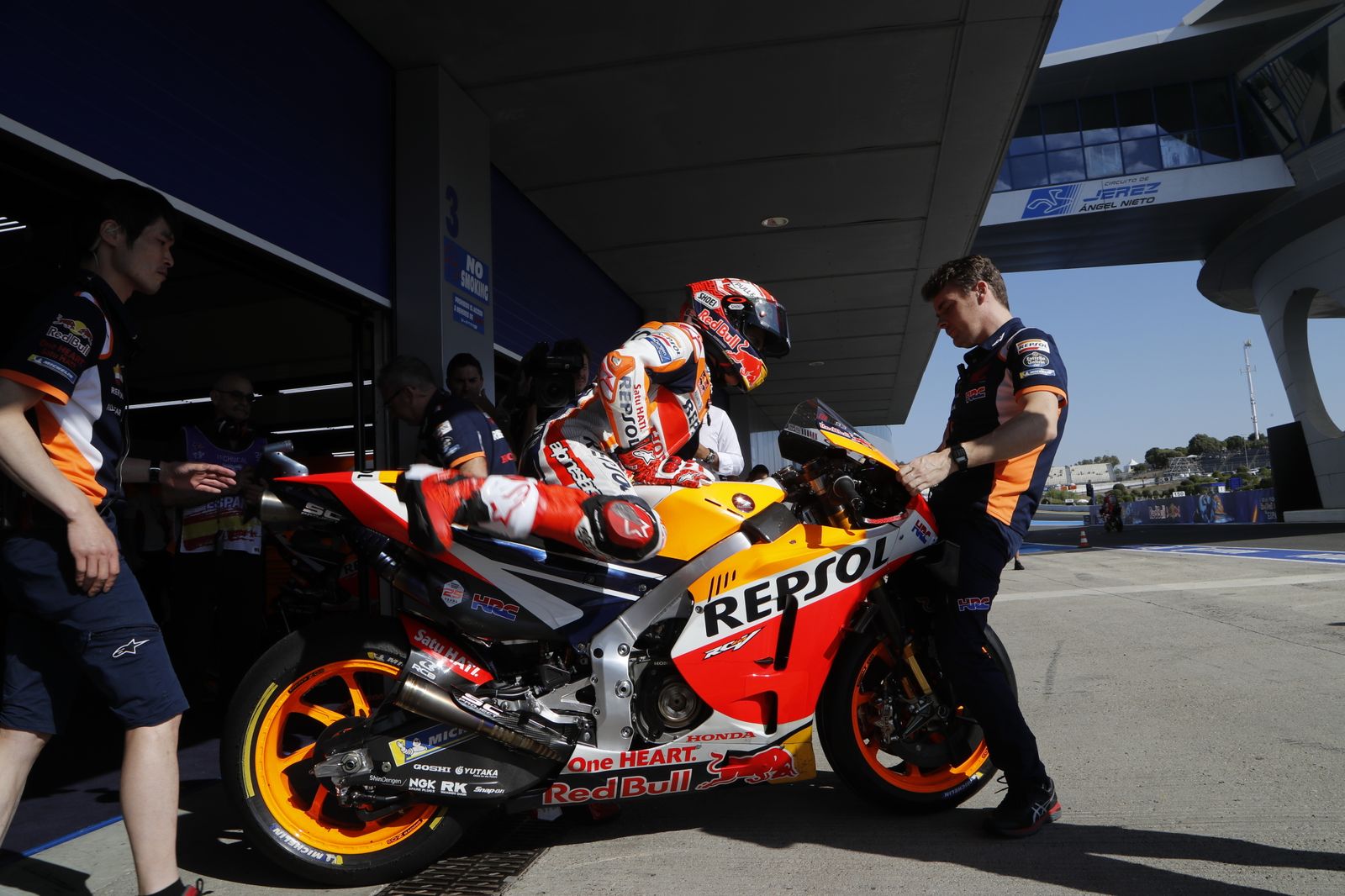 Marc Márquez, saliendo de su box en el primer entrenamiento del GP de Jerez.