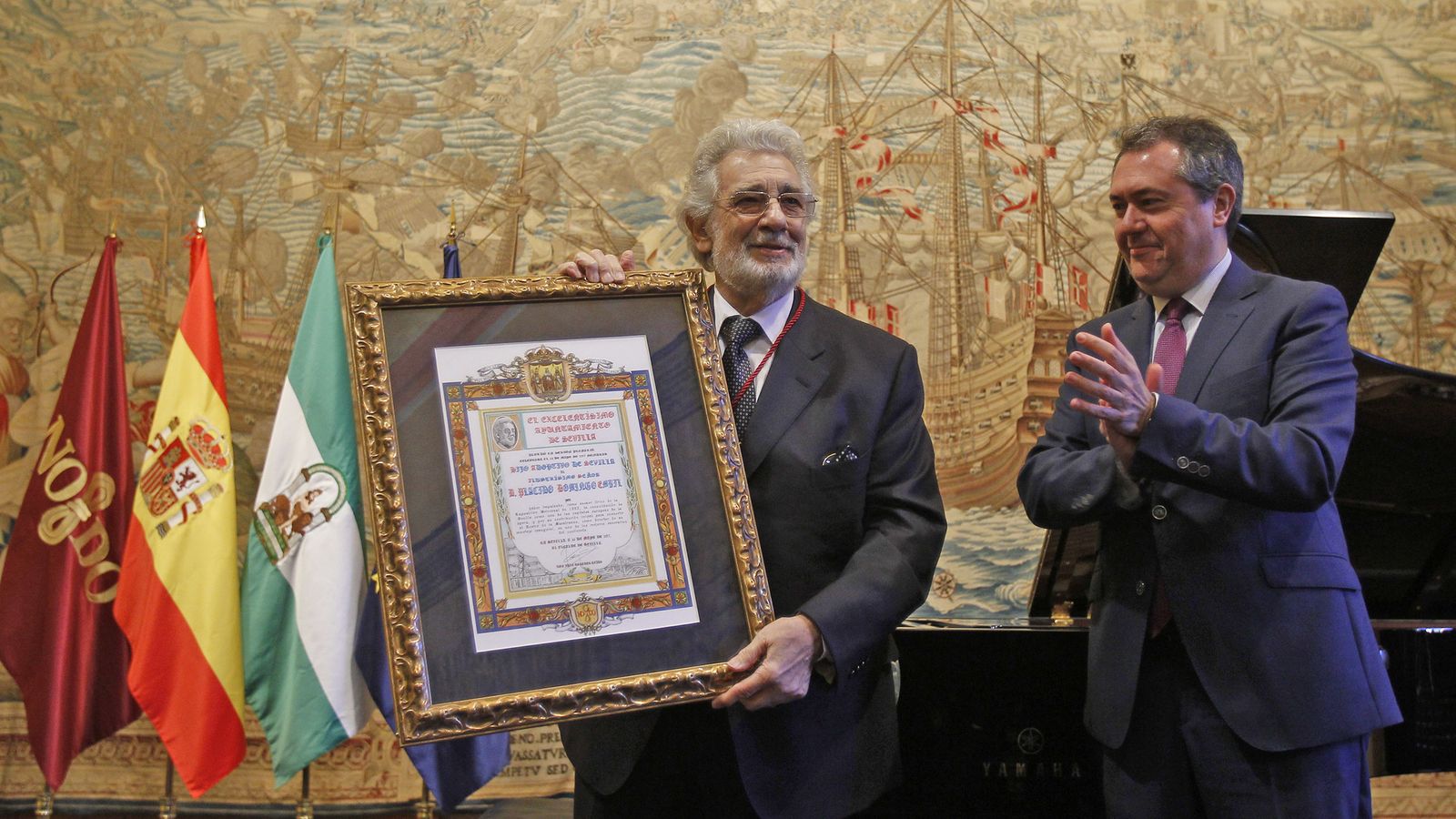 Plácido Domingo, con el alcalde, Juan Espadas.