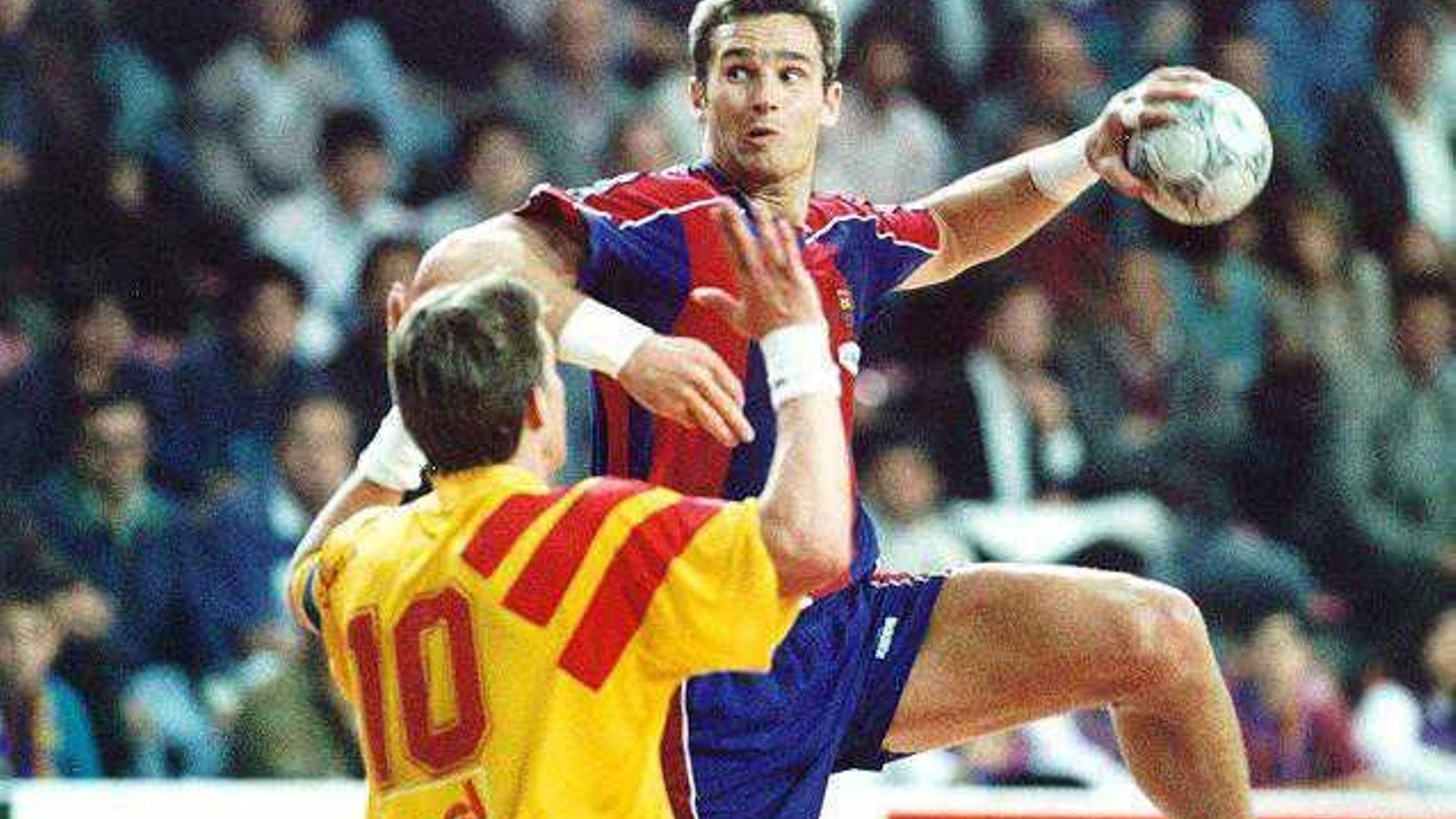 En pleno partido como jugador del FC Barcelona.