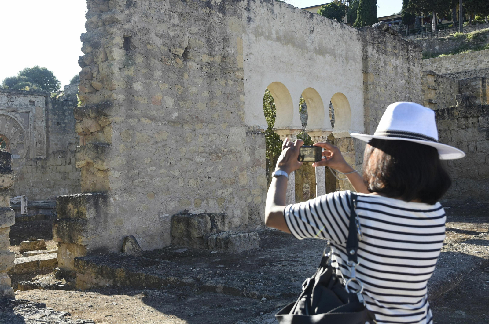 Una turista toma una foto en Medina Azahara.
