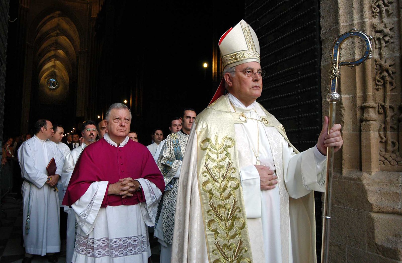 El cardenal Amigo en una procesión de la Virgen de los Reyes.