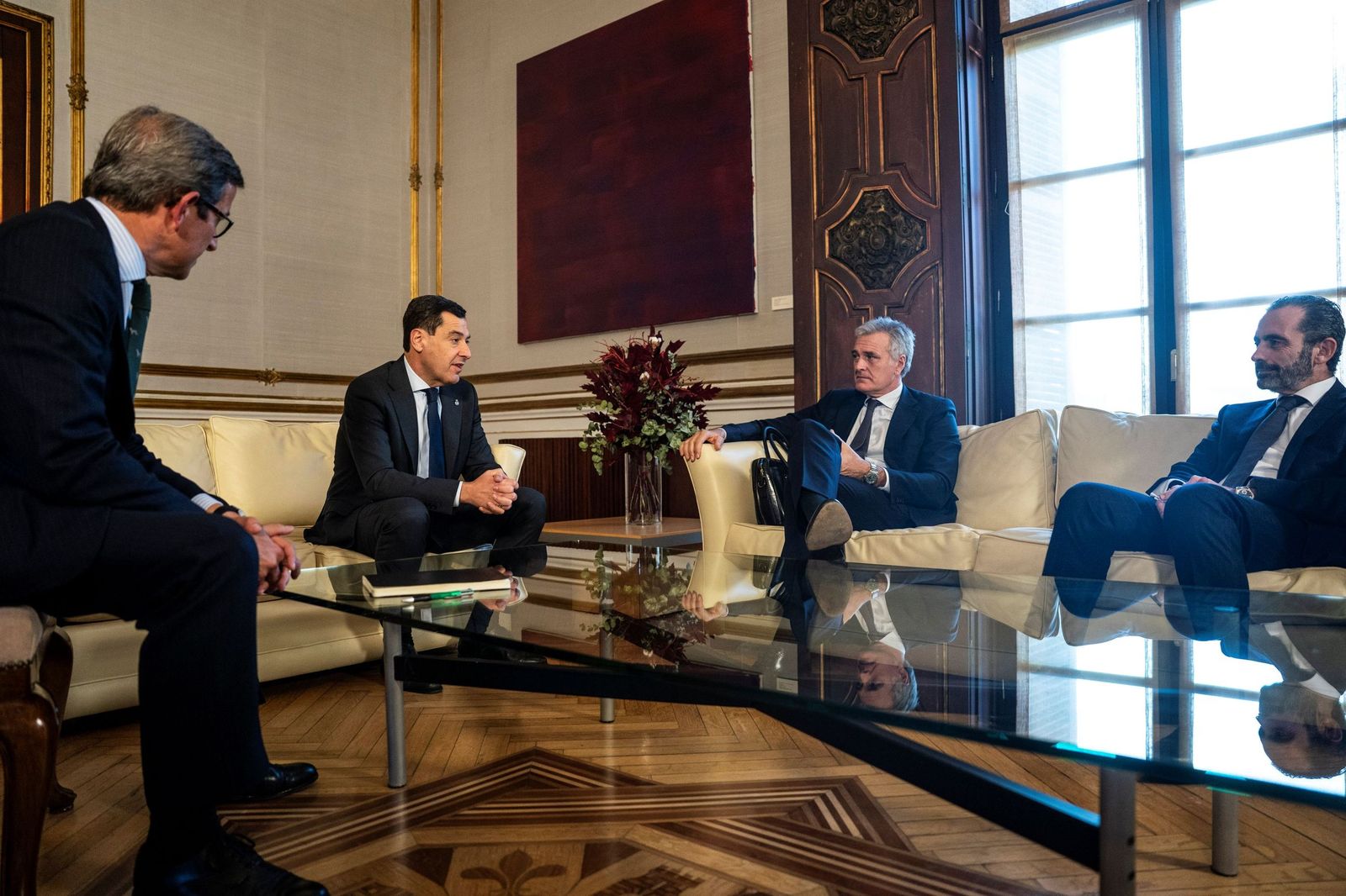 Reunión de Juanma Moreno con el presidente de PwC en España, Gonzalo Sánchez