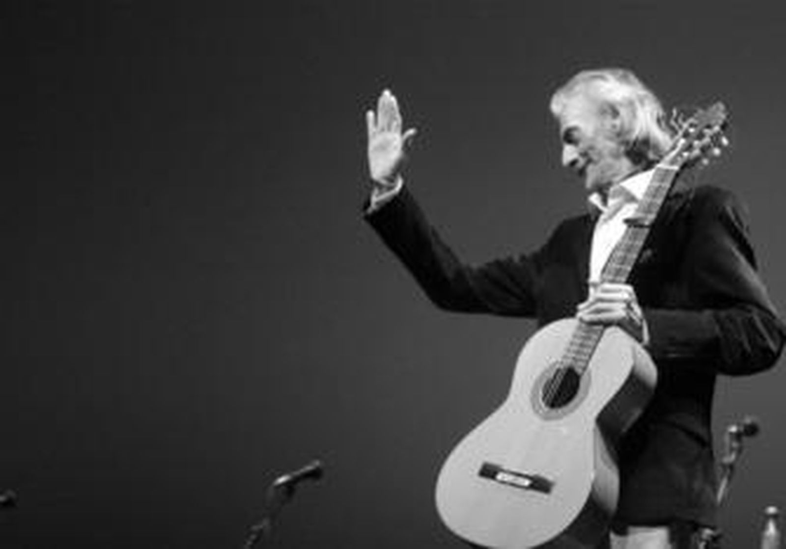 El guitarrista linense Quino Román saluda a un público entregado.