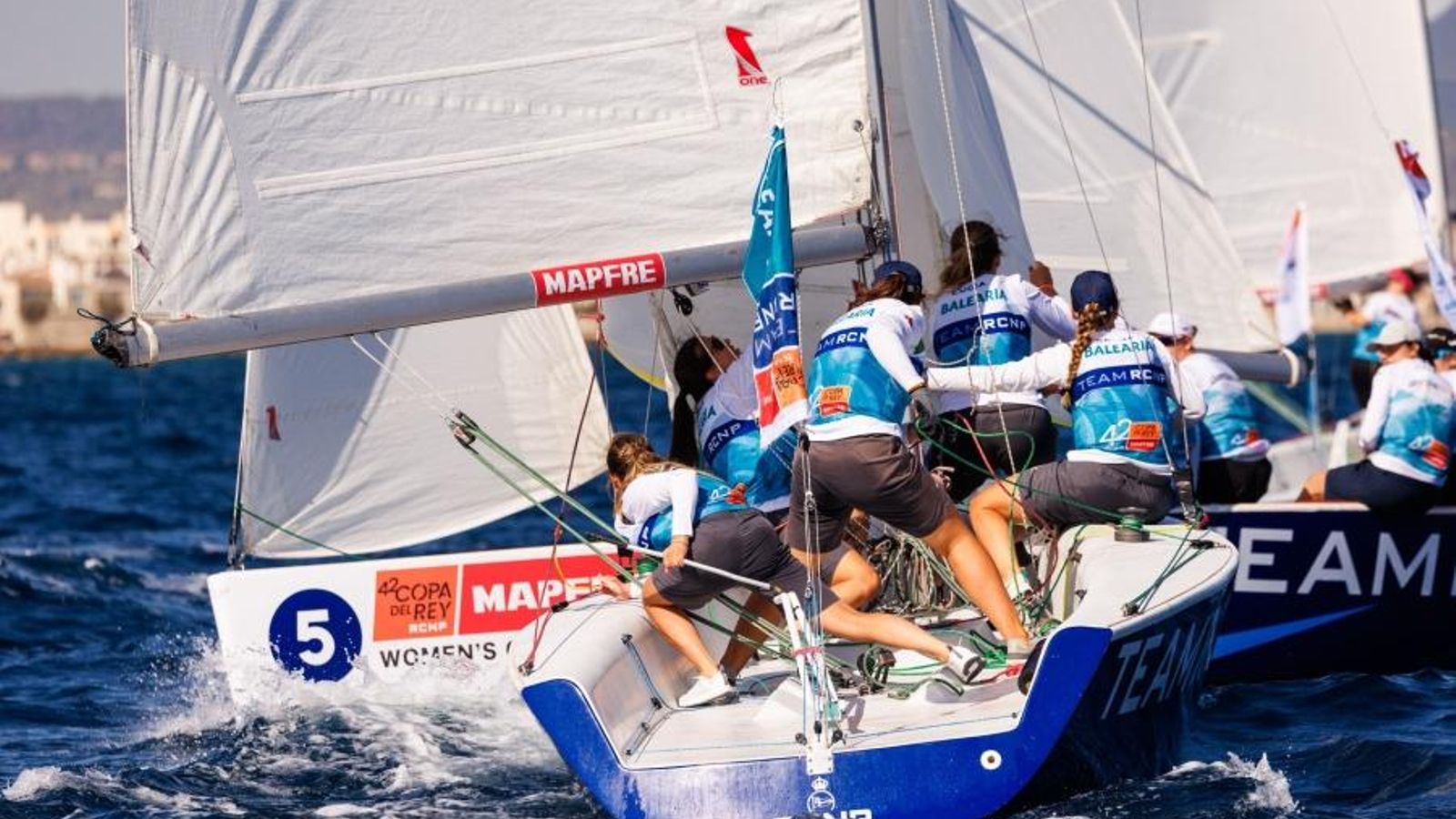 Hoy ha debutado la flota de las Woman’s Cup con triunfo inapelable para las tripulación de la Armada que lidera Esther Gomez Hoy ha debutado la flota de las Woman’s Cup con triunfo inapelable para las tripulación de la Armada que lidera Esther Gomez