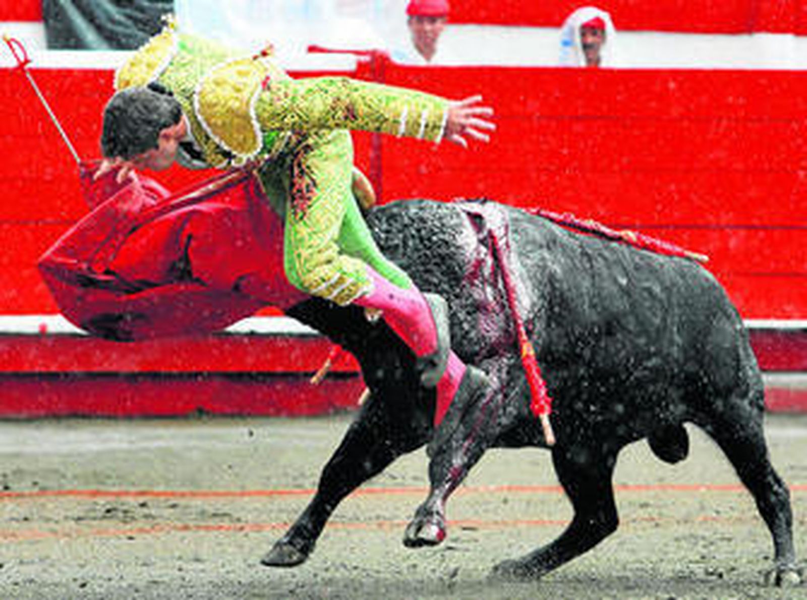 Julián López 'El Juli' fue cogido por su primer toro en la última corrida de la Feria de Manizales.