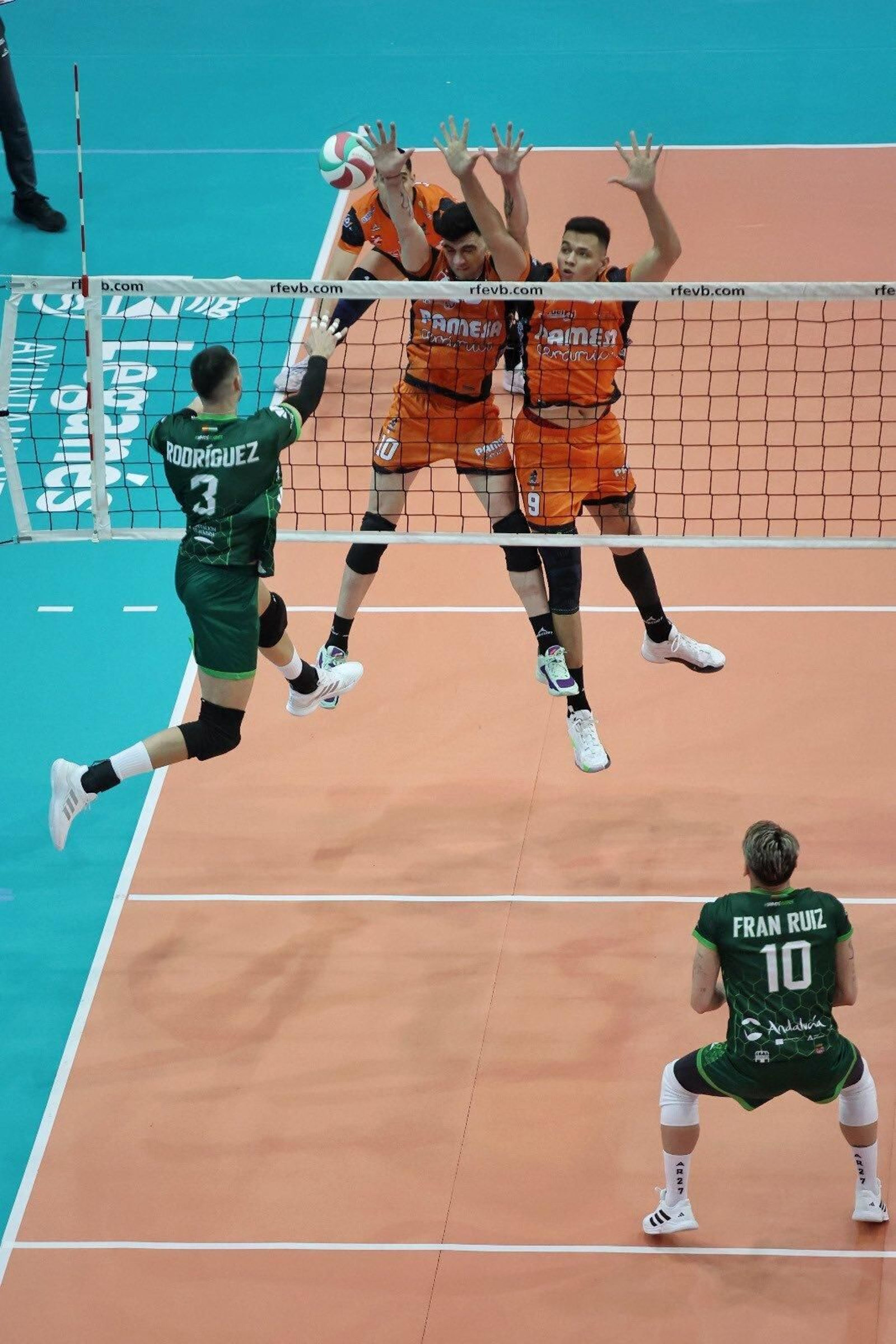 Víctor Rodríguez busca el remate ante la oposición de la defensa turolense.