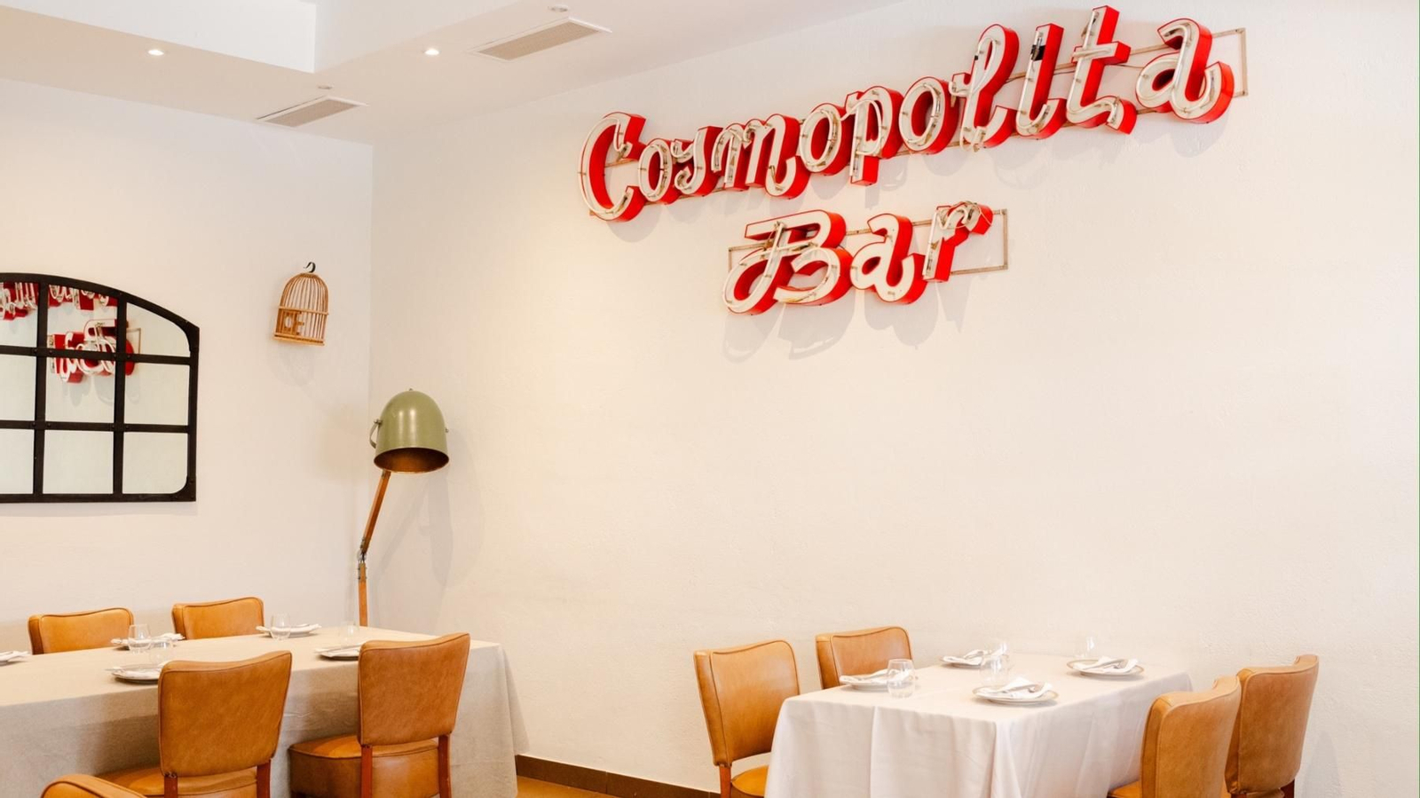 El interior de La Cosmopolita.