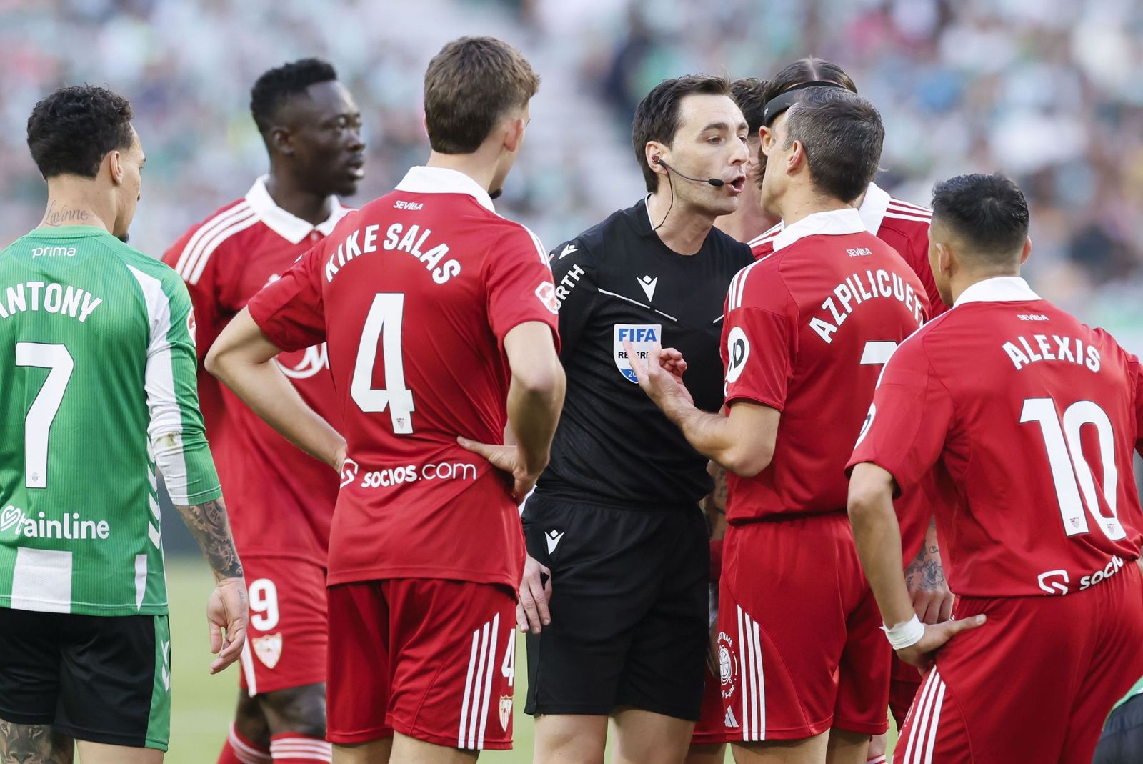 De Burgos Bengoetxea rodeado de jugadores del Sevilla FC tras una acción en el Gran Derbi