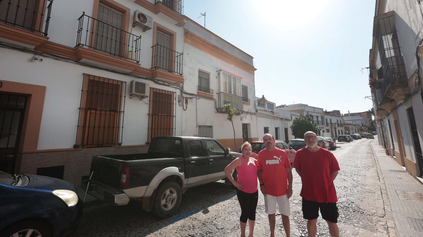 Tres de los vecinos afectados de calle Empedrada, 30. Tres de los vecinos afectados de calle Empedrada, 30.