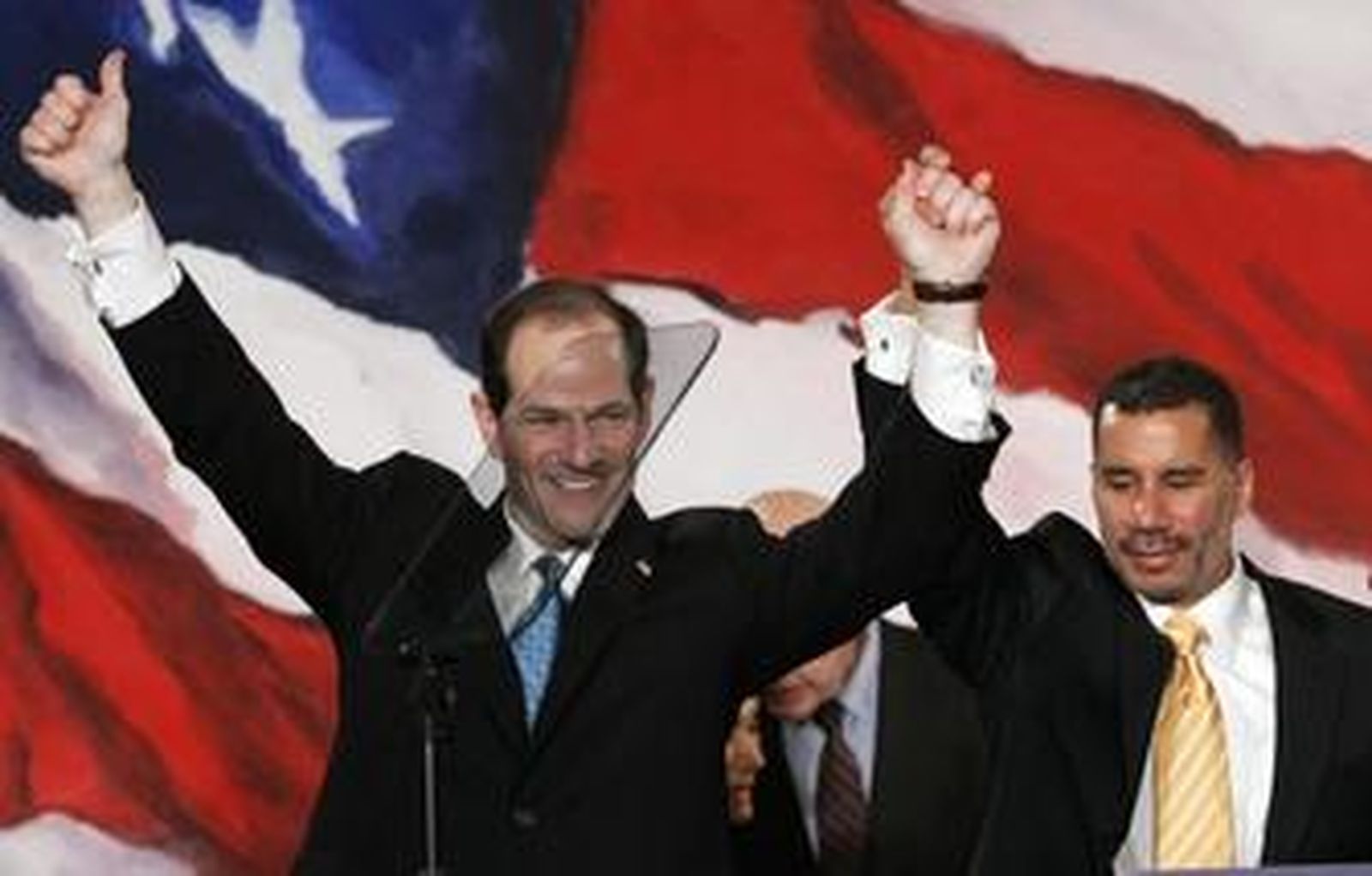 Spitzer, a la izquierda, celebra su elección a gobernador el pasado noviembre. A la derecha, David Paterson, su sustituto.