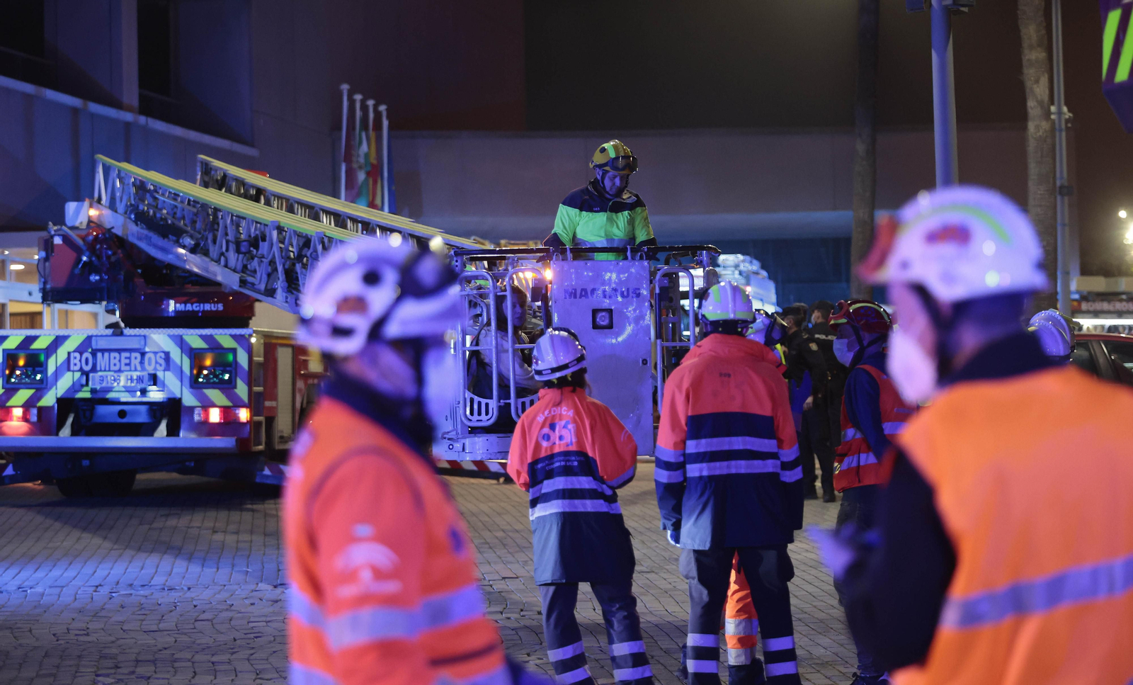 Las imágenes del incendio en el Hotel Isla de la Cartuja