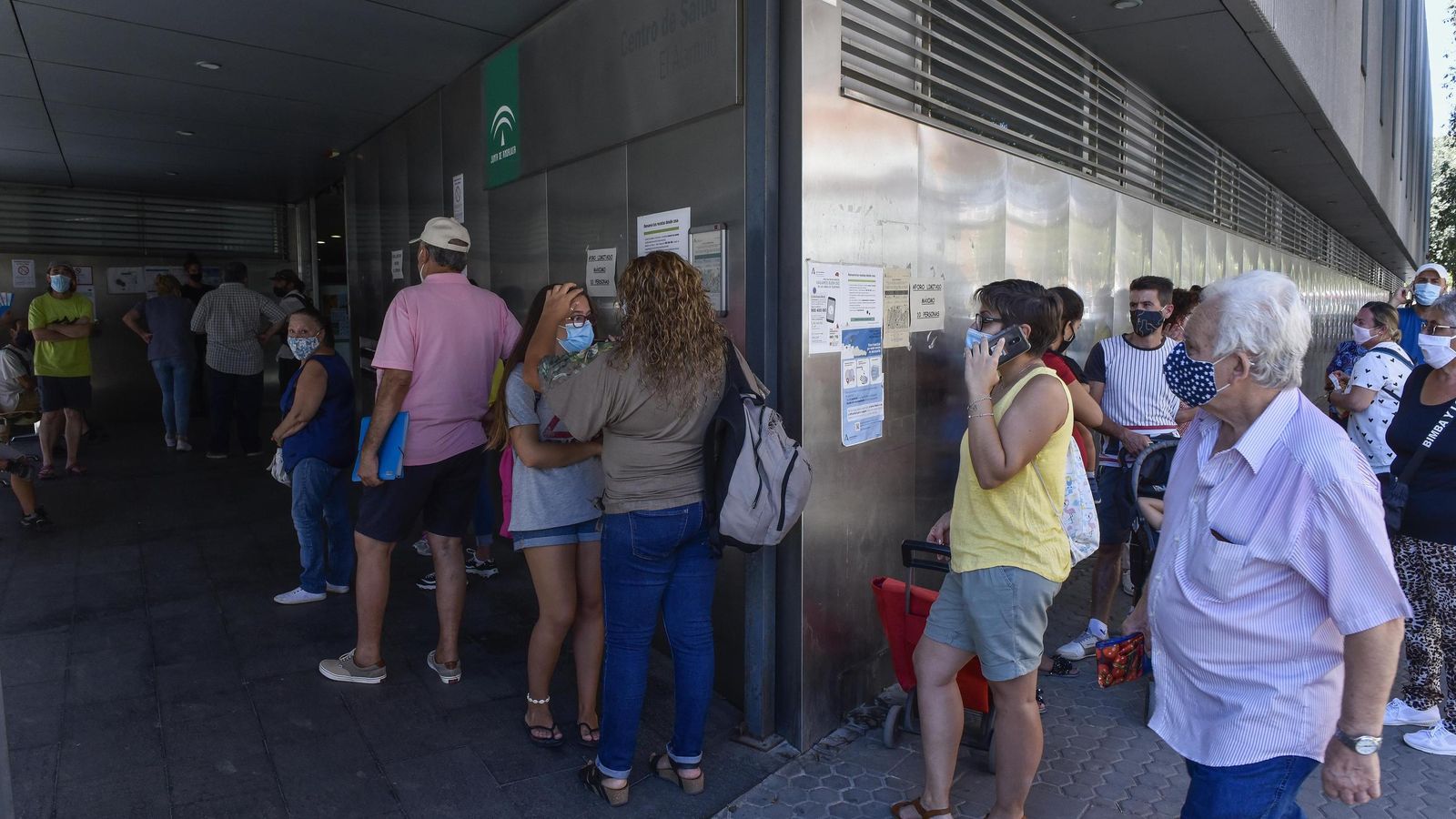 Colas a las puertas de los centros de salud por una cita con el médico.