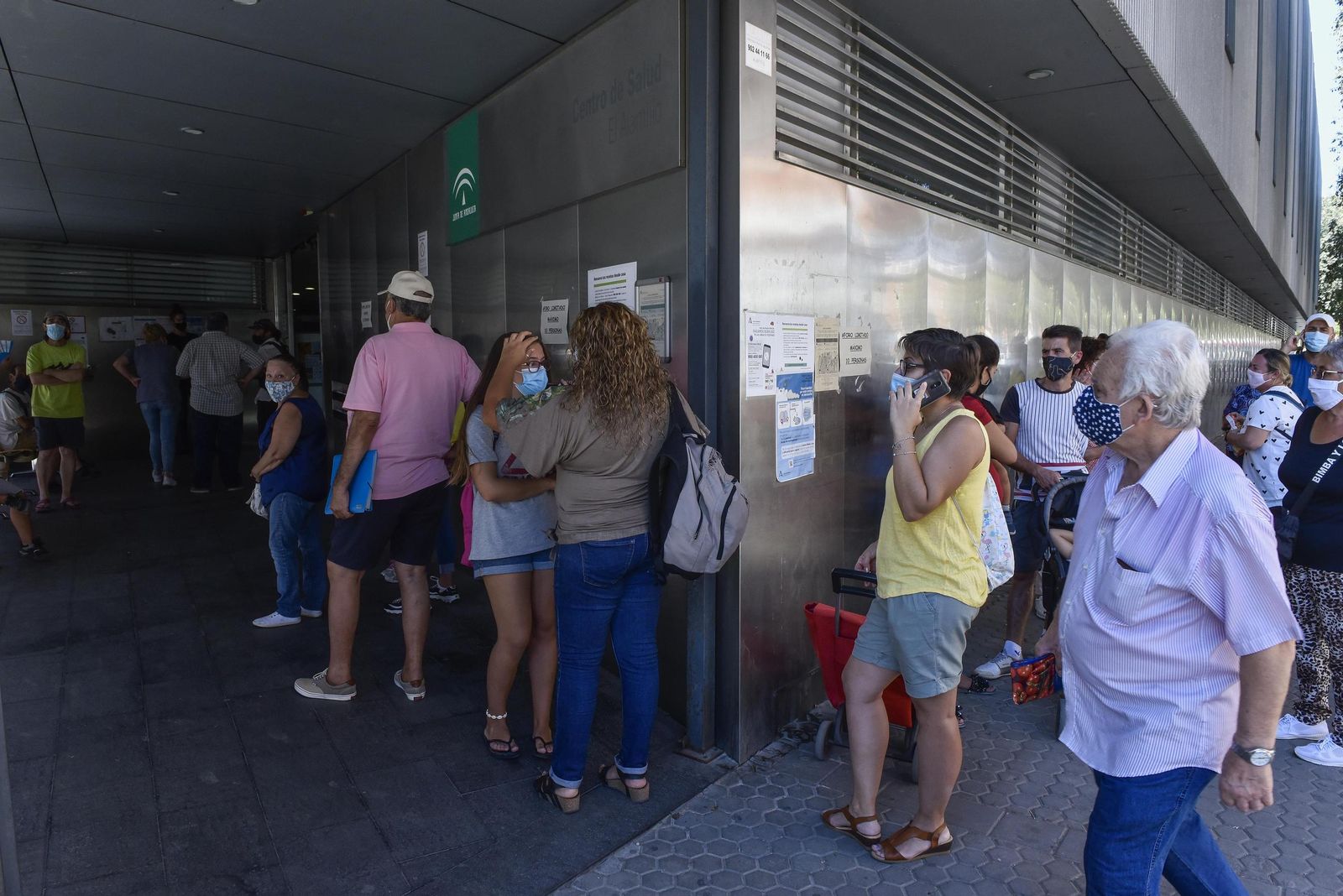 Colas a las puertas de los centros de salud por una cita con el médico.