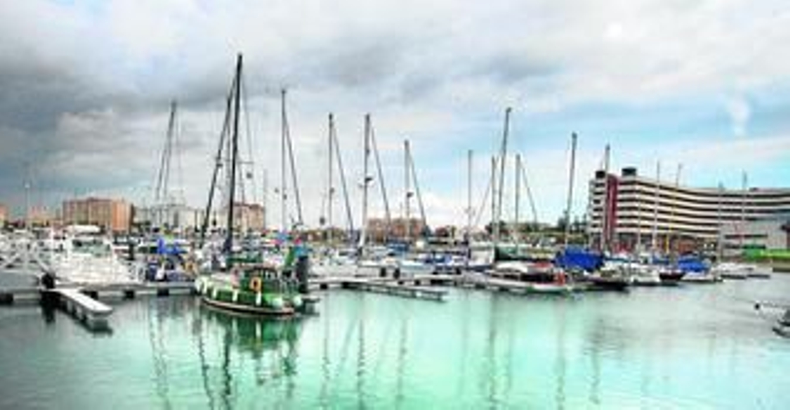 Embarcaciones de diferentes esloras, junto a los muelles de Alcaidesa Marina.