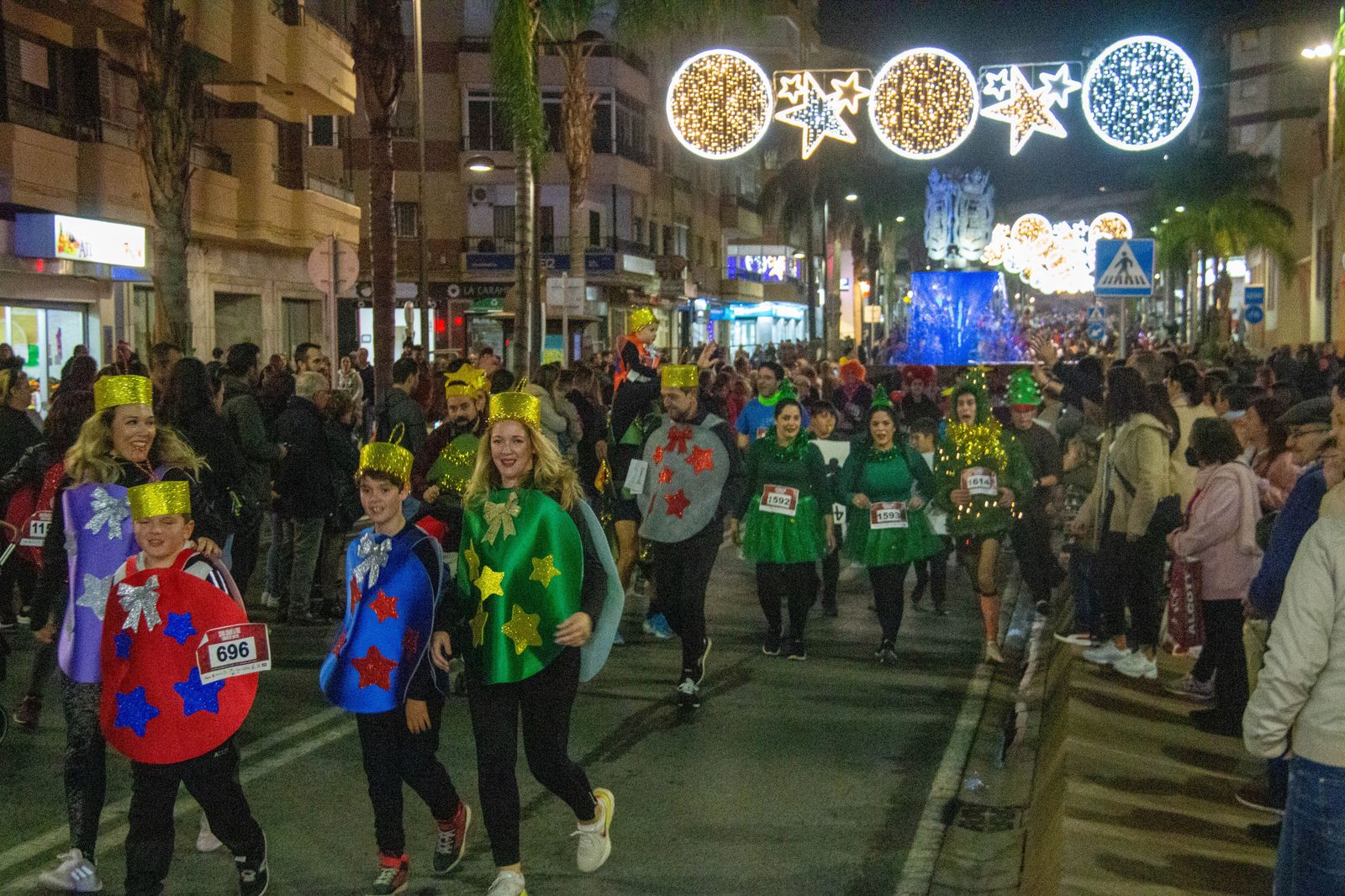 Soldaditos de plomo, árboles de Navidad y un Belén Viviente: Motril celebra su tradicional y multitudinaria San Silvestre