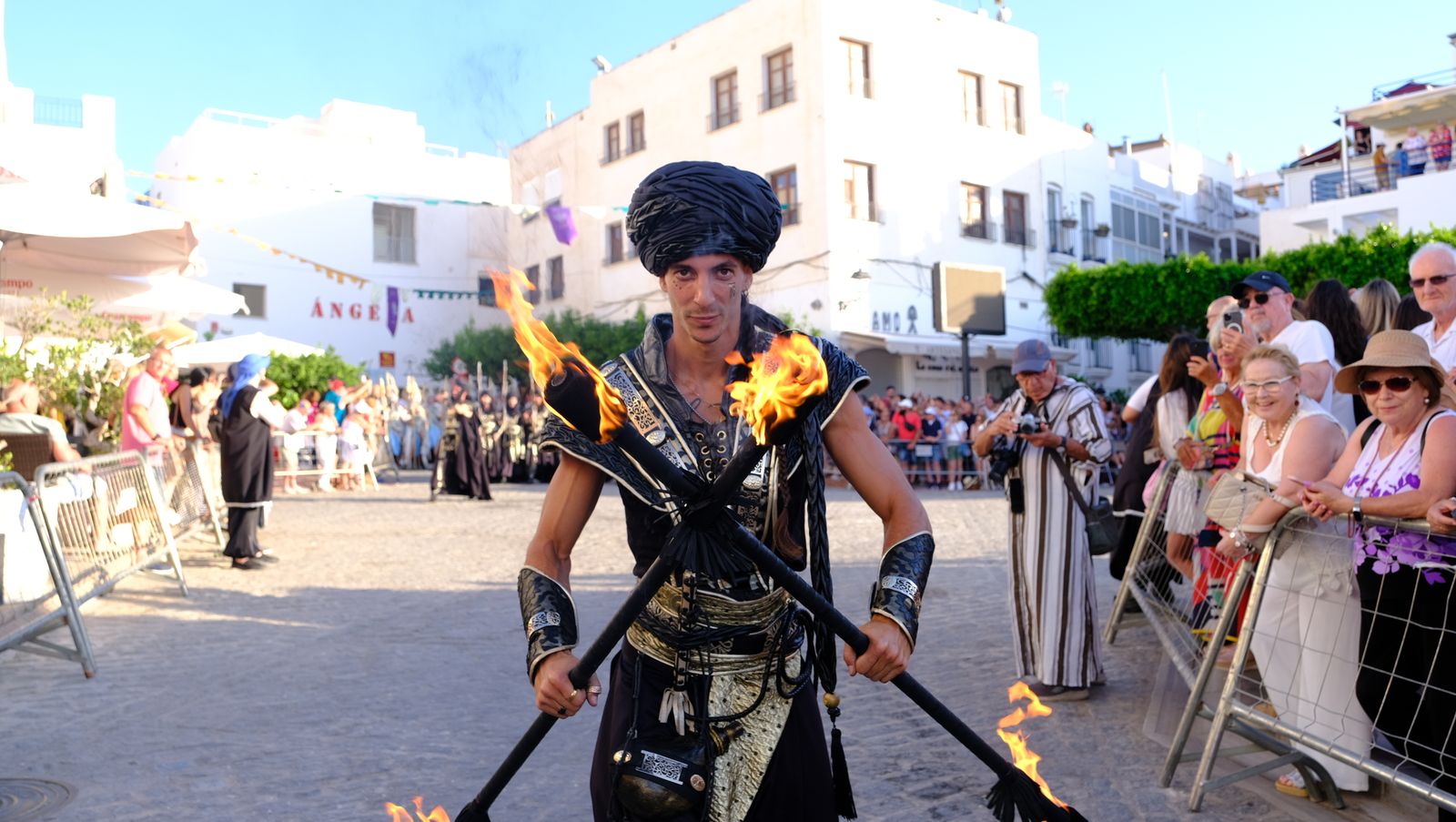 El espectacular desfile de Moros y Cristianos de Mojácar, en imágenes