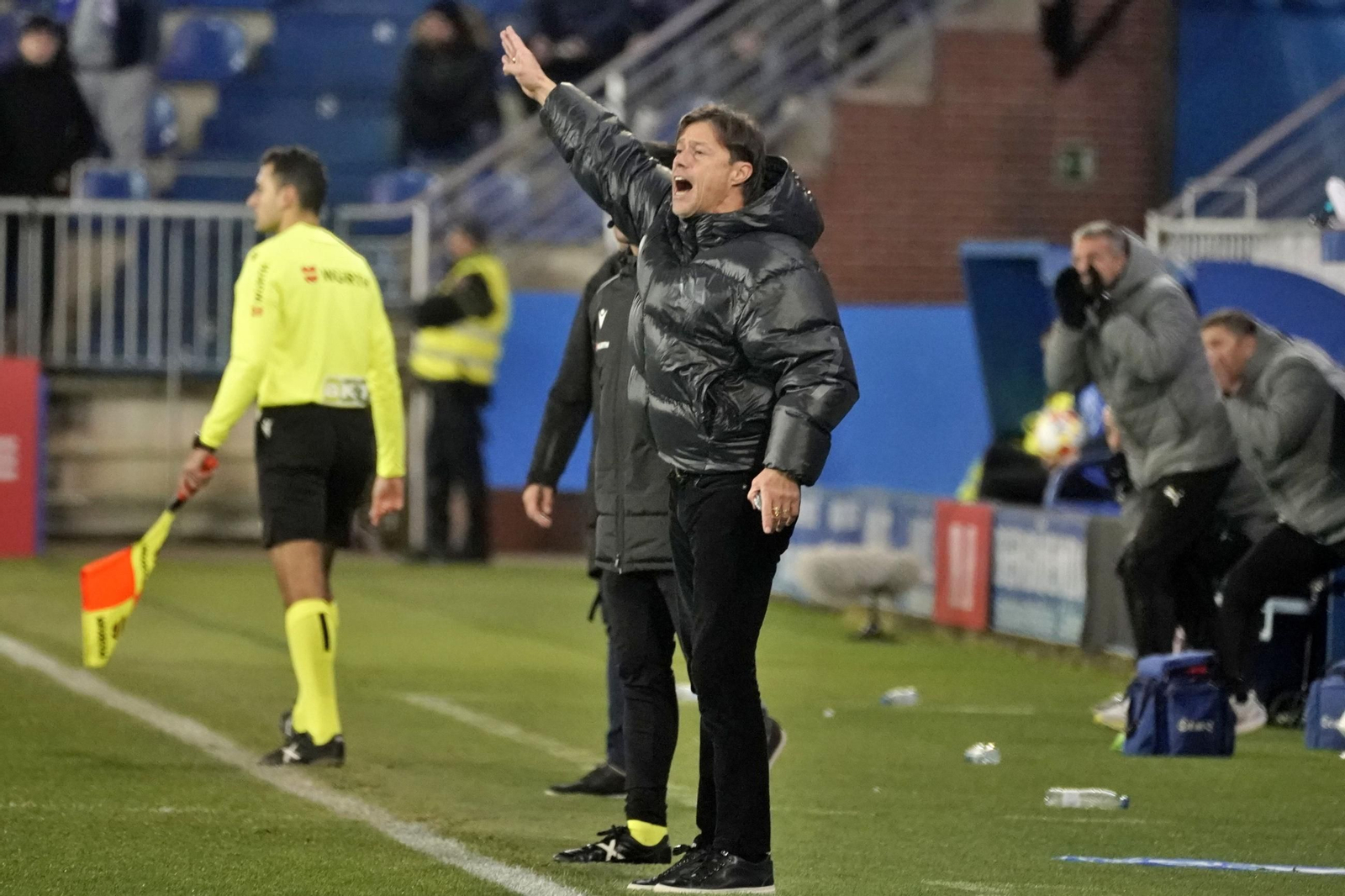 Matías Almeyda grita desde la banda en el partido ante el Alavés.