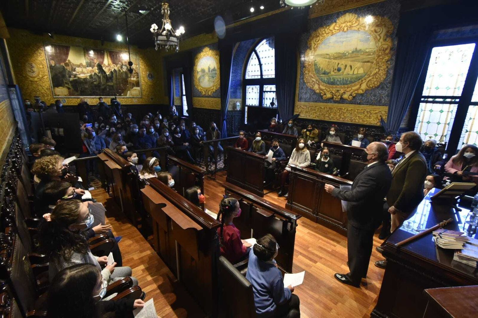 El salón de plenos, repleto de niños.