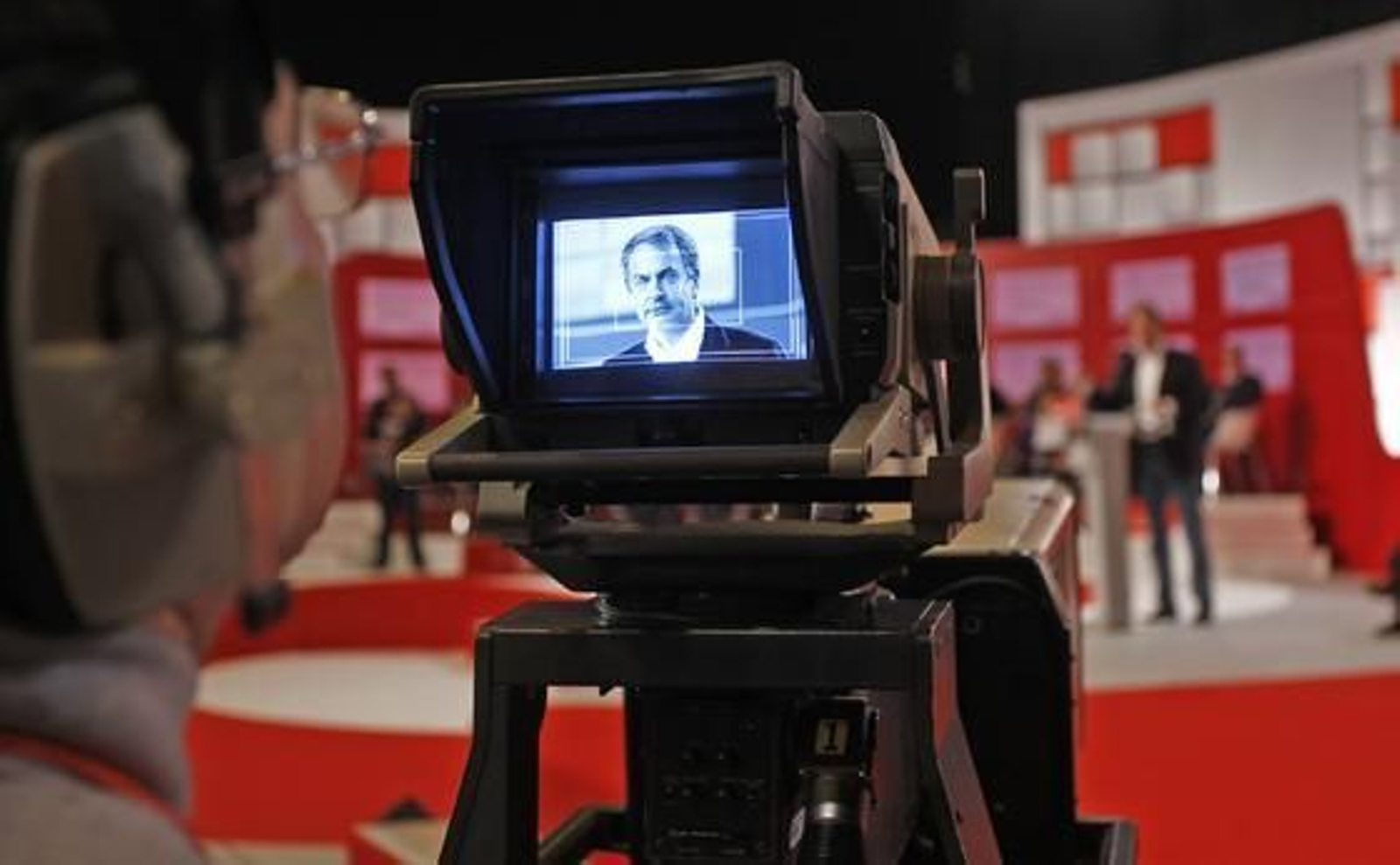 Un cámara graba la intervención de Zapatero. / Antonio Pizarro