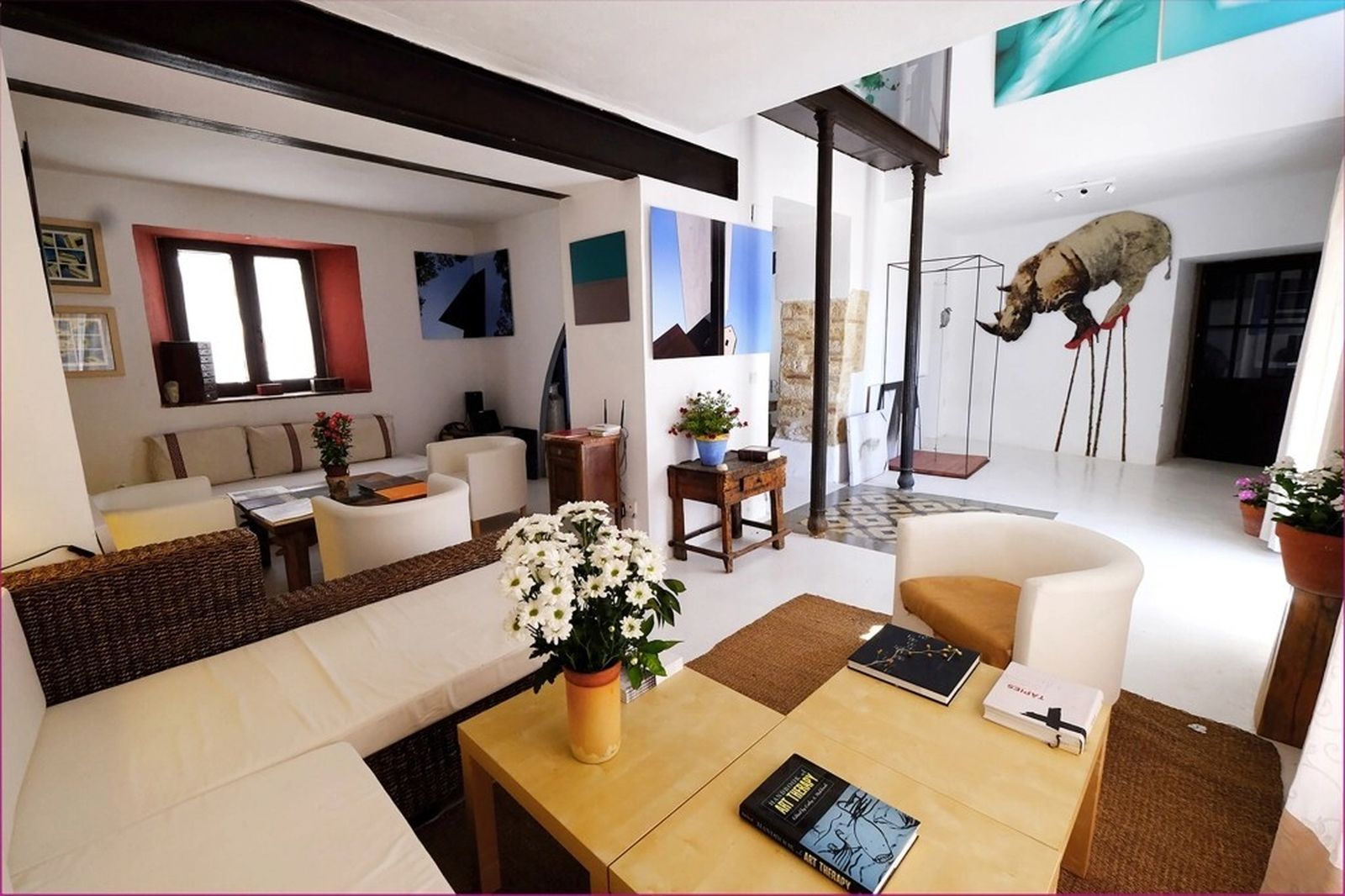 El salón principal de la casa, muy luminoso, está decorado con numerosas obras de arte