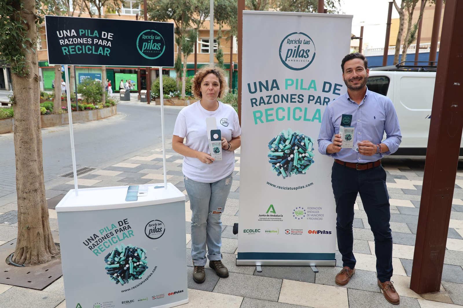 Un stand informativo en El Ejido para incidir en la importancia del reciclado de pilas.