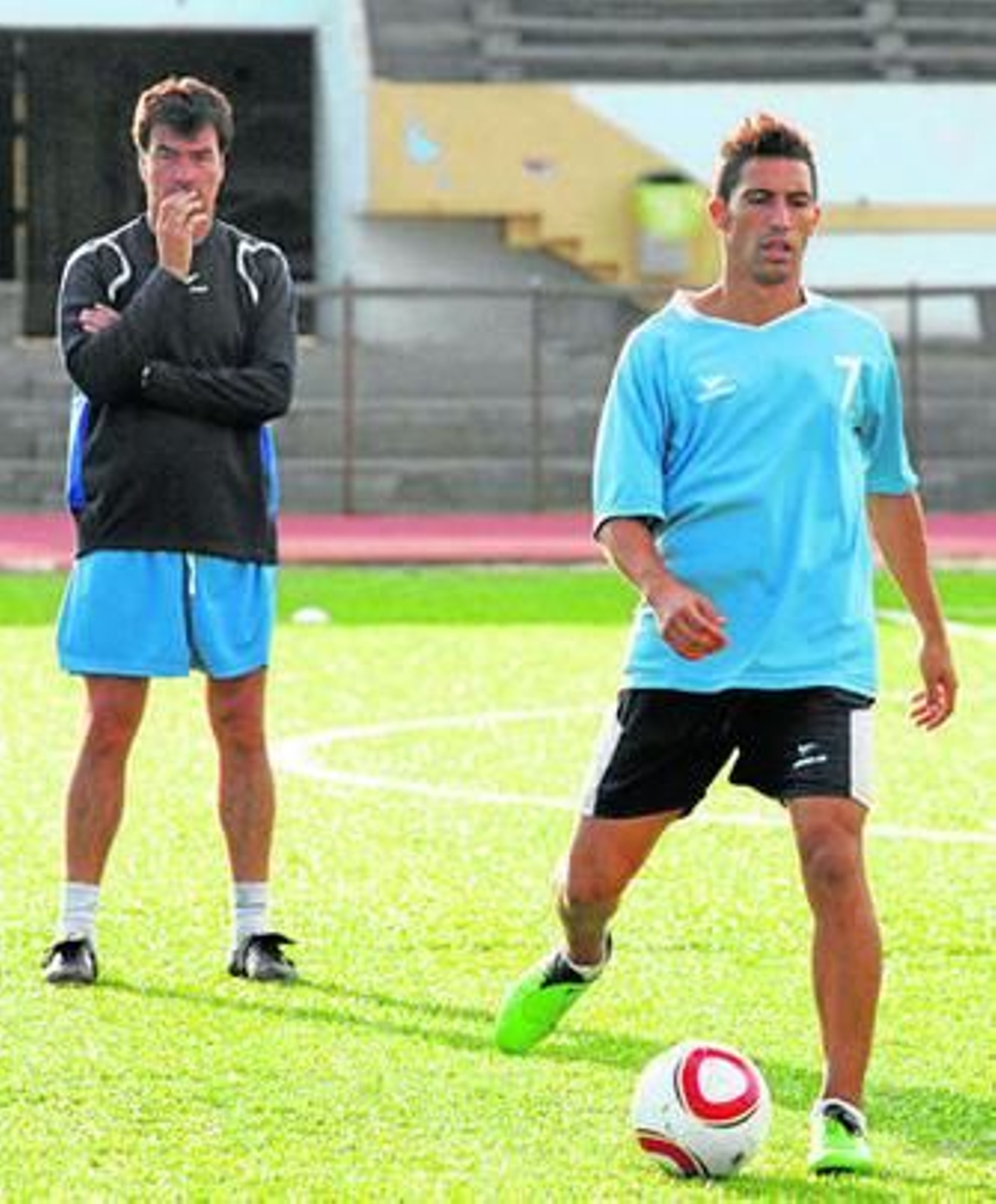 Biri golpea el esférico ante la atenta mirada de su entrenador, Rafa Escobar, en el entrenamiento del lunes.