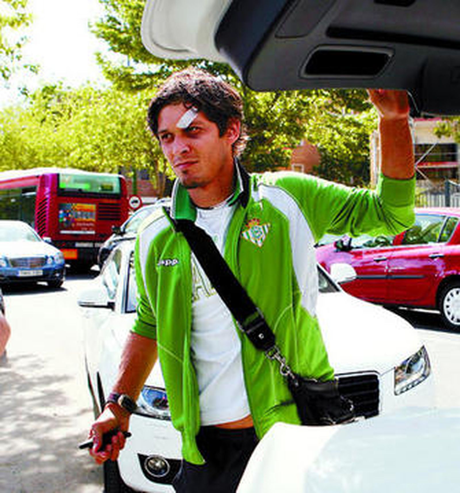 Edu, con el semablante serio, al salir de su automóvil.