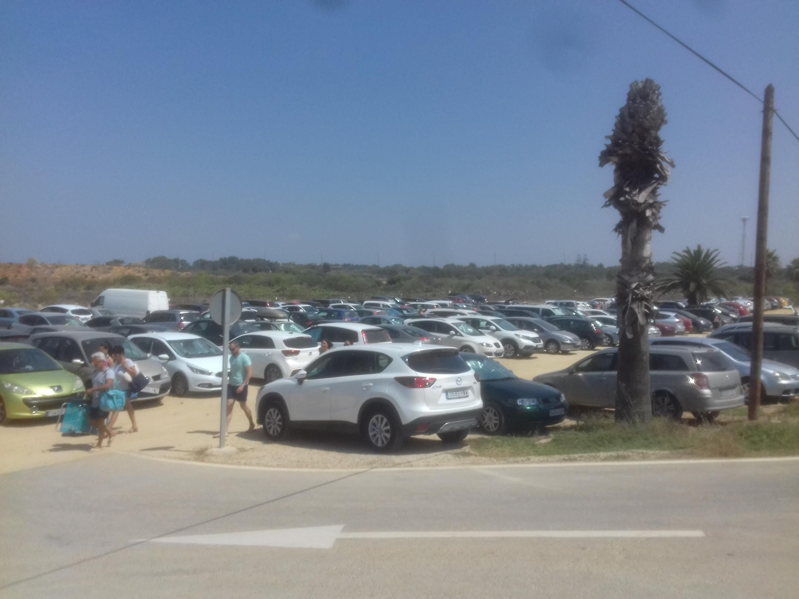 Bolsa de aparcamiento situada junto al primer acceso de Camposoto.