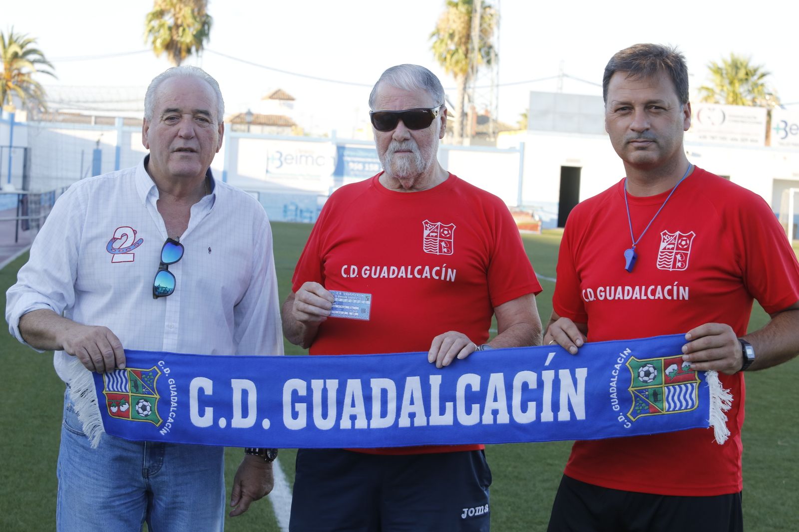 Manolo Jiménez, presidente del Guadalcacín, a la izquierda de la imagen.