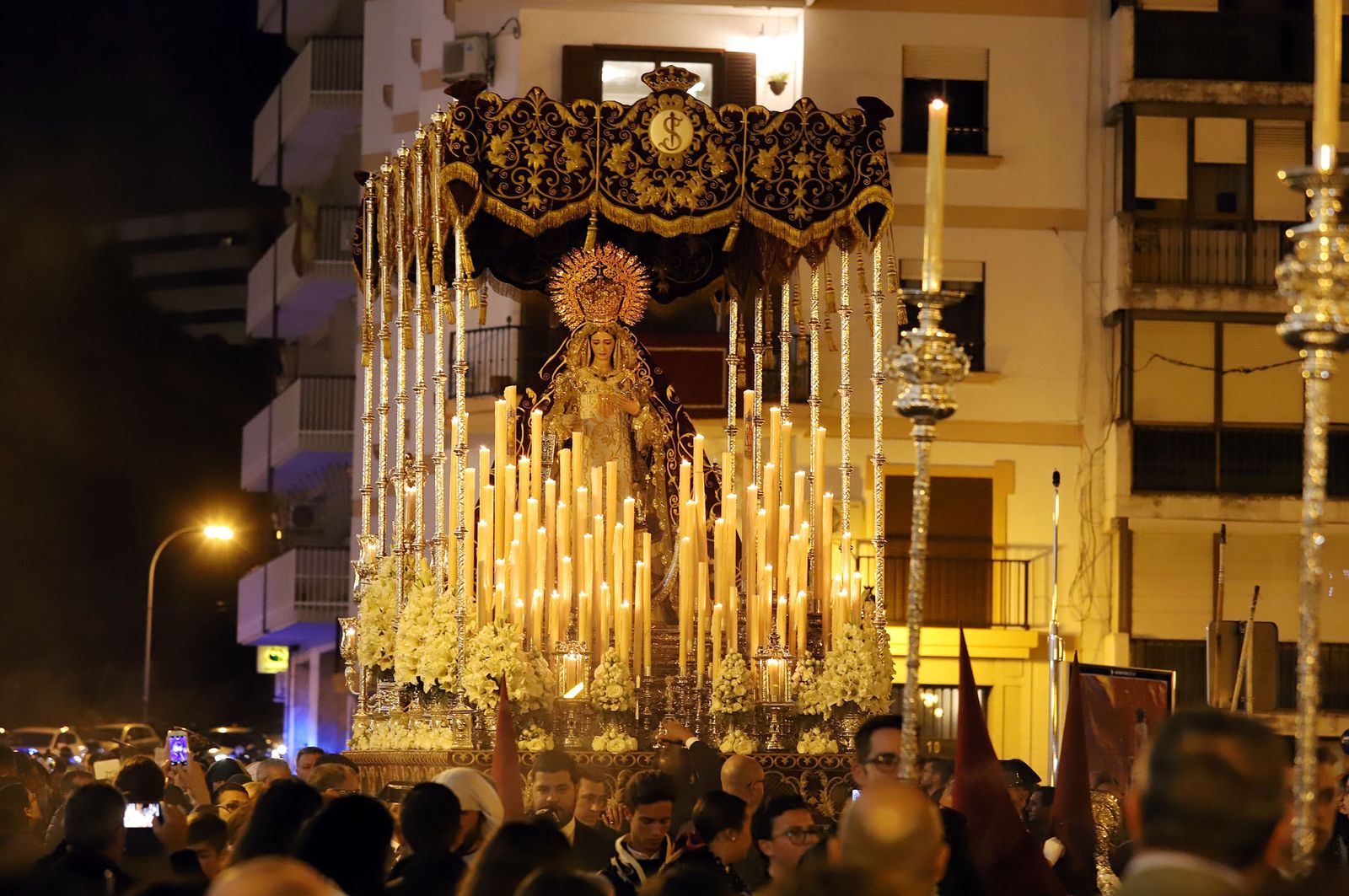 El paso de palio de la Virgen de los Dolores, titular de la Hermandad de los Judíos, durante su salida procesional por las calles de Huelva.