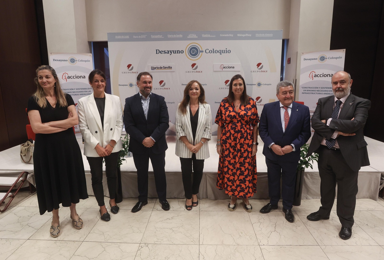Foto de grupo antes de comenzar la mesa de debate. De izda. a dcha, Mª Teresa Pérez, Ana Estrella Pérez, Miguel Portilla, Magda Trillo, Ana Chocano, Juan Aguilera y Abraham Carrascosa