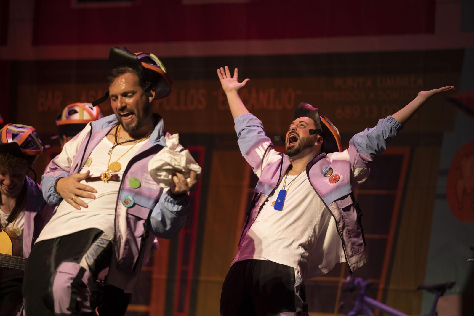 Imágenes de la actuación de la murga de Huelva '#QuedatEnCasa' en el Carnaval Colombino