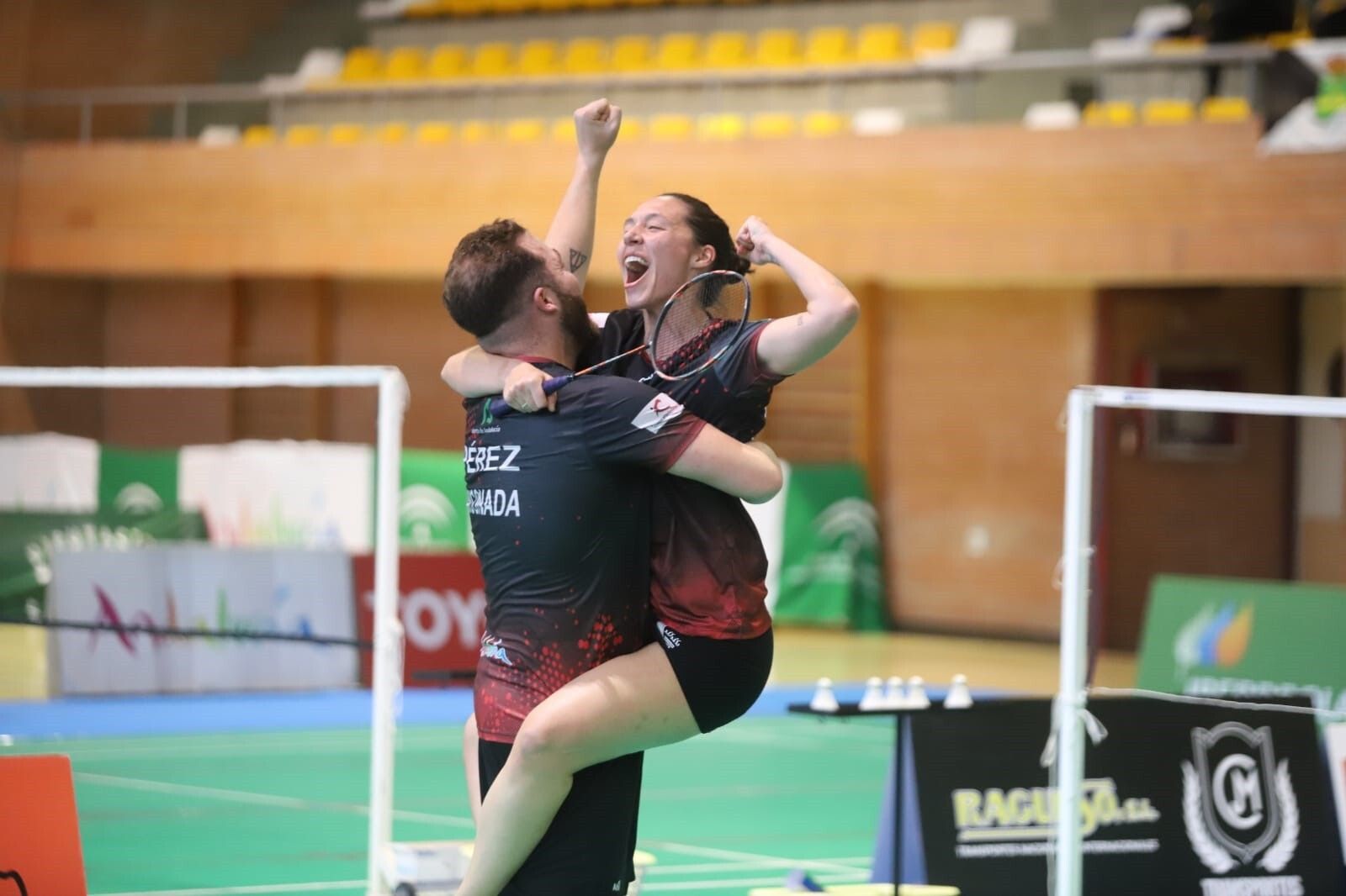 Jaume Pérez y Laura Molina celebran el punto en el dobles mixto con el Arjonilla en las semifinales.
