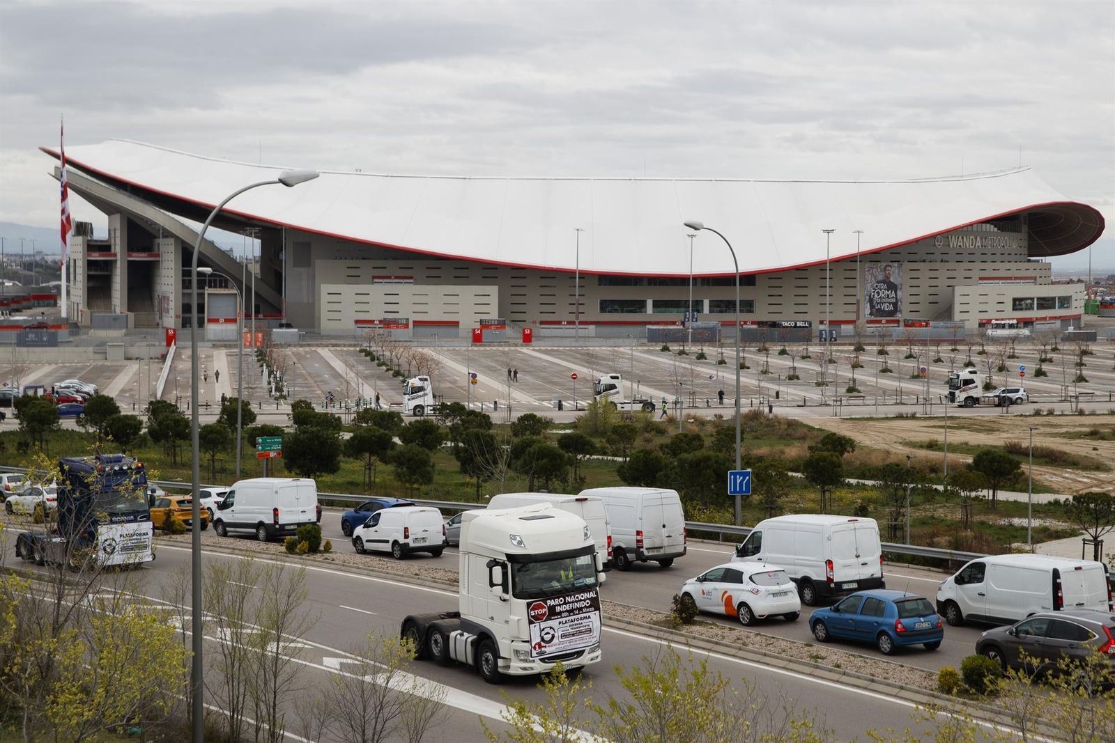 Marcha lenta que protagonizan los camioneros con salida este miércoles en el estadio Wanda Metropolitano de Madrid