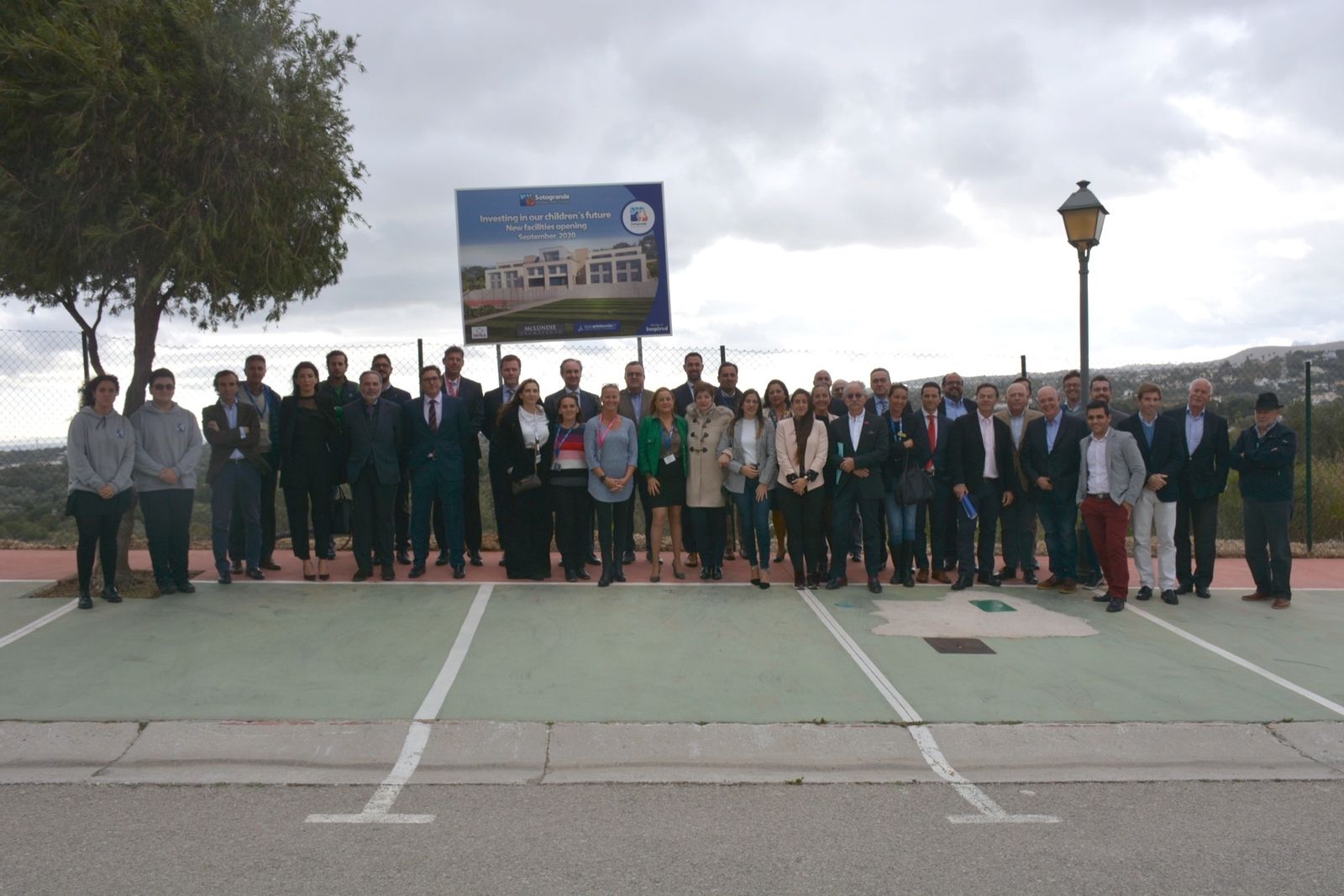 Los directivos del Colegio Internacional de Sotogrande y las autoridades municipales, junto a los terrenos de la futura residencia.
