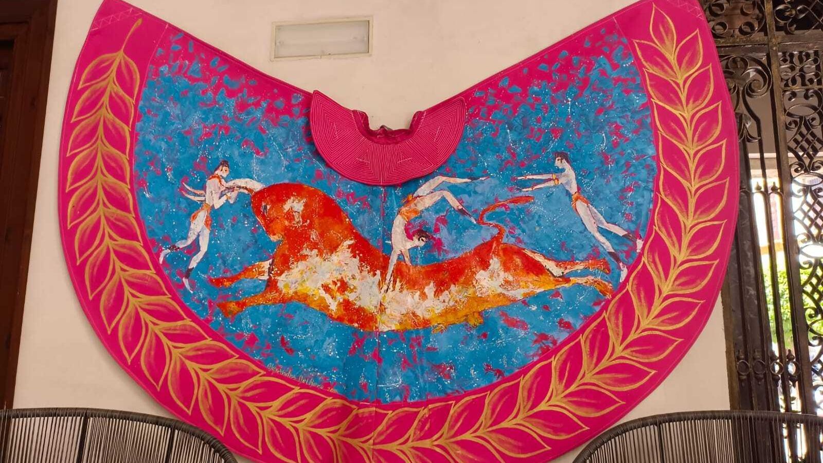 Uno de los capotes pintados por Alexandra del Bene, con motivos mitológicos.