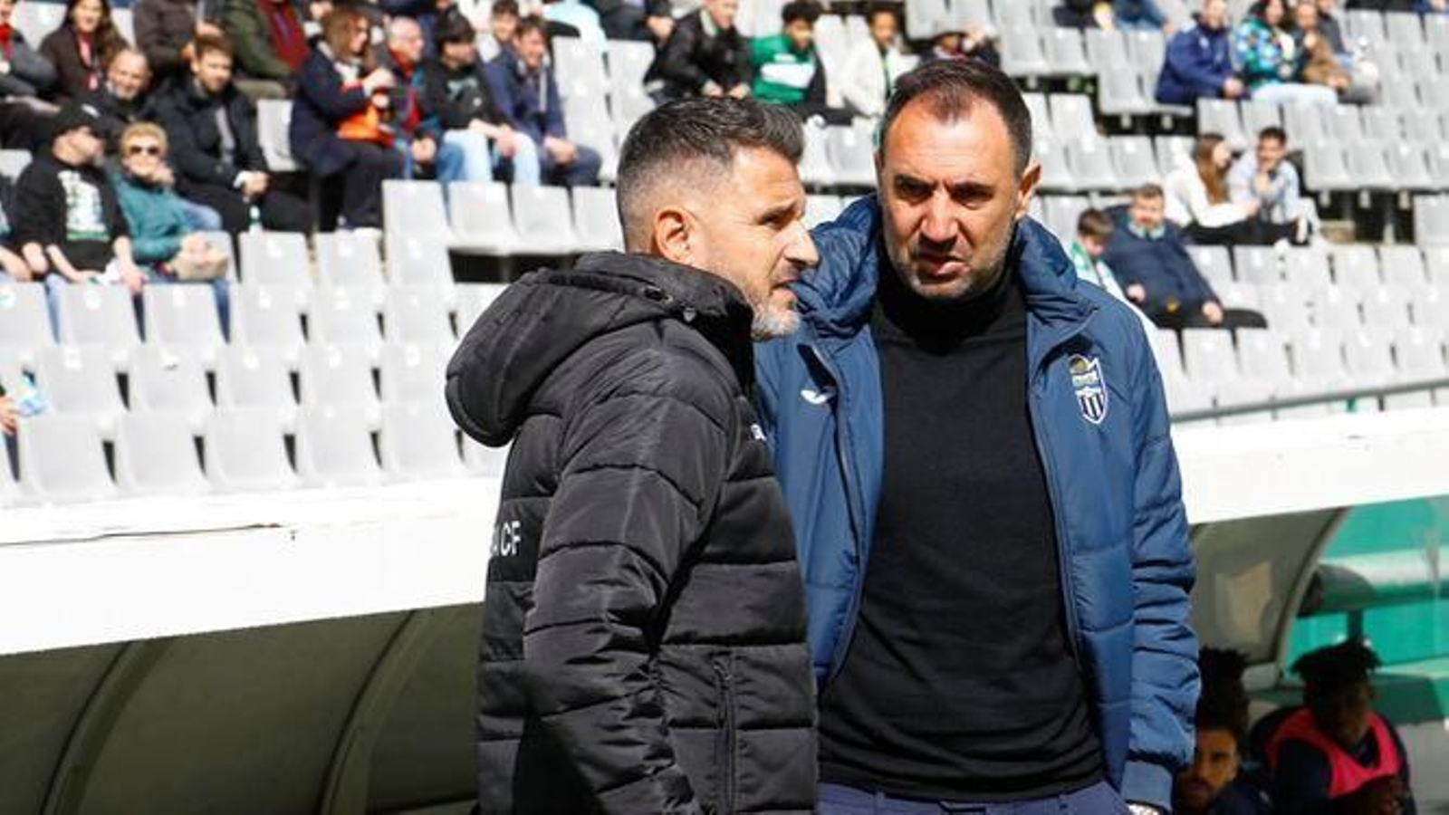 Juanma Barrero saluda a Iván Ania en la previa del Córdoba - Atlético Baleares.
