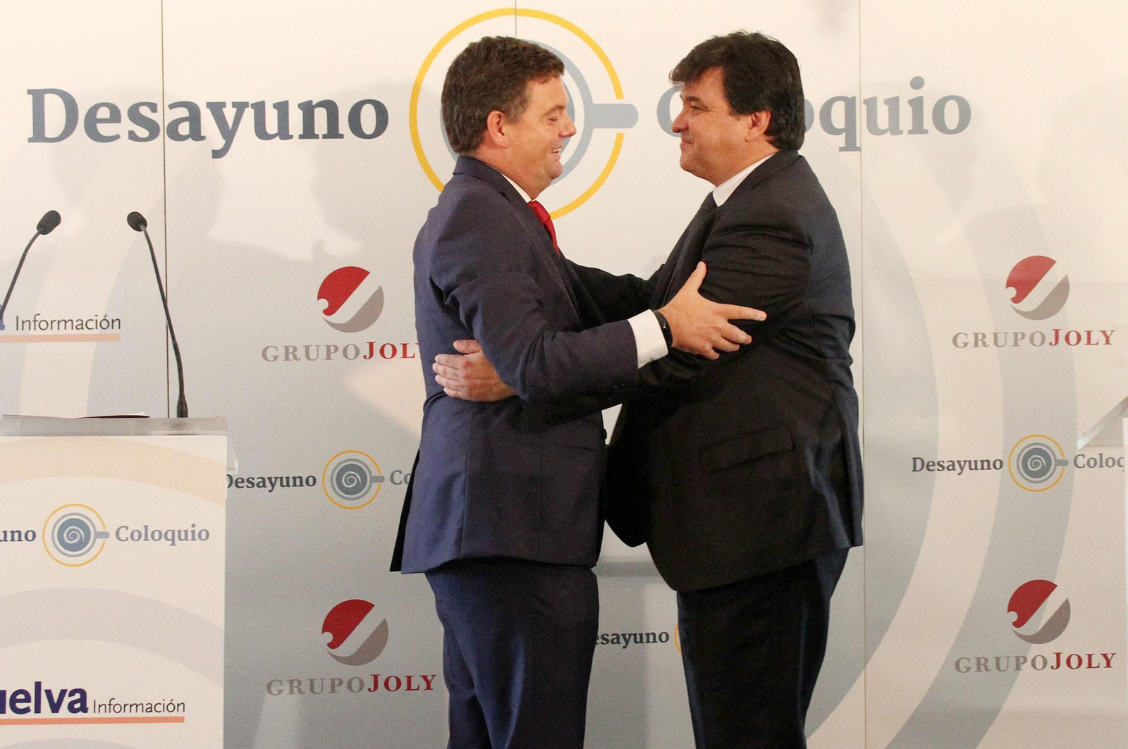 Imágenes de la conferencia y desayuno-coloquio de Gabriel Cruz, alcalde de Huelva