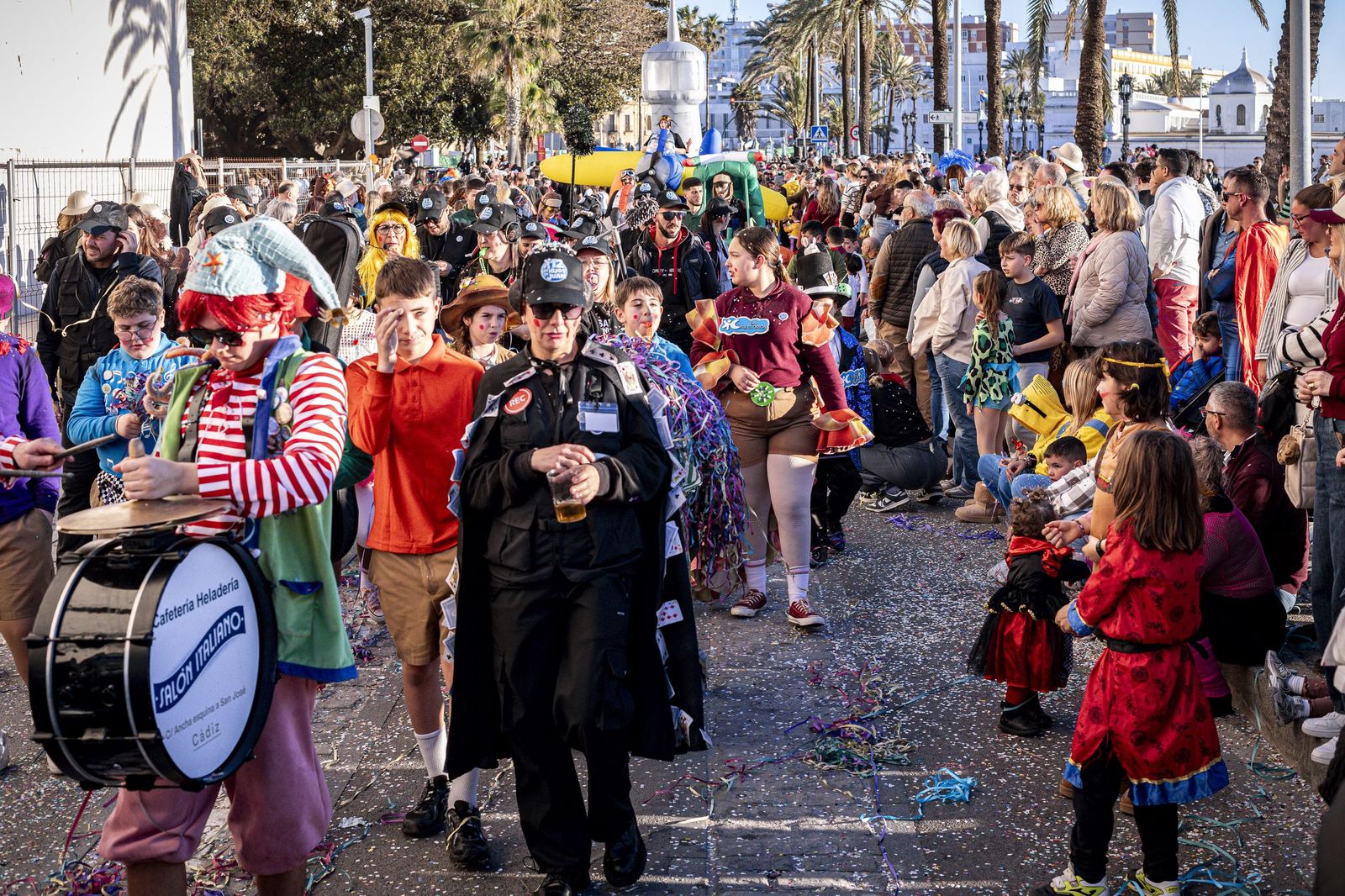 Las mejores imágenes de la Cabalgata del Humor del Carnaval de Cádiz 2026