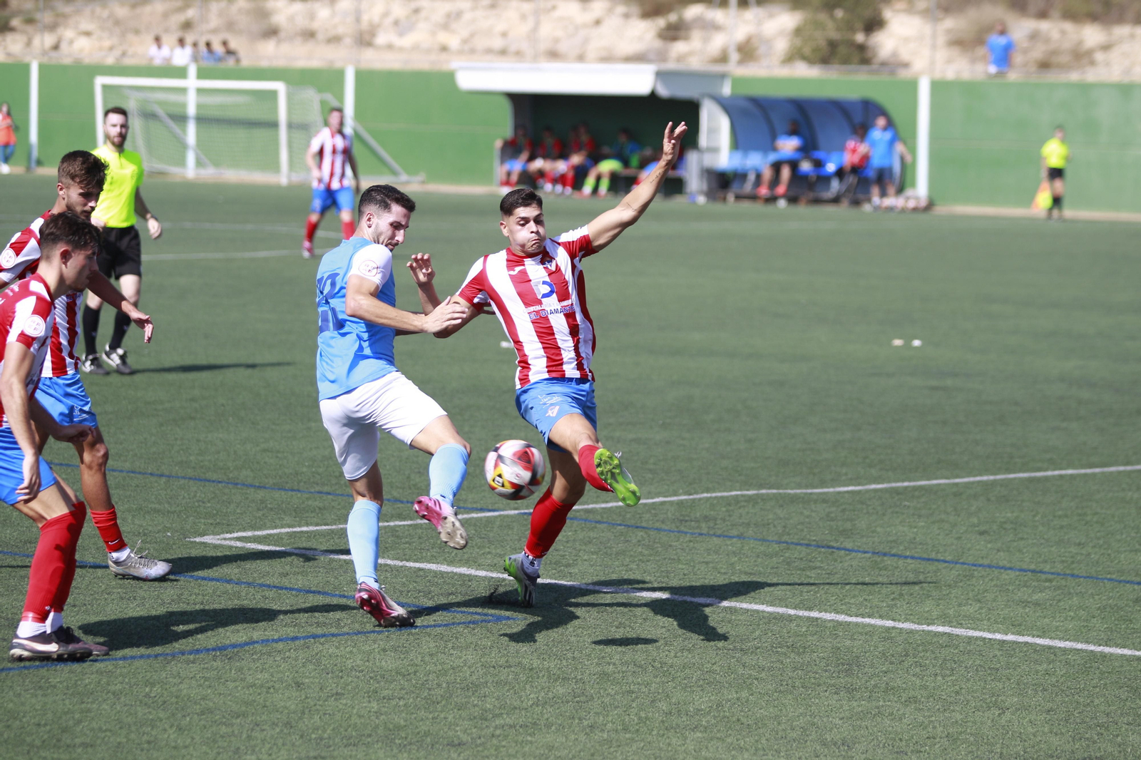 El rojiblanco Félix, autor del tanto del triunfo del conjunto almeriense, lucha por un balón en un partido de este curso.