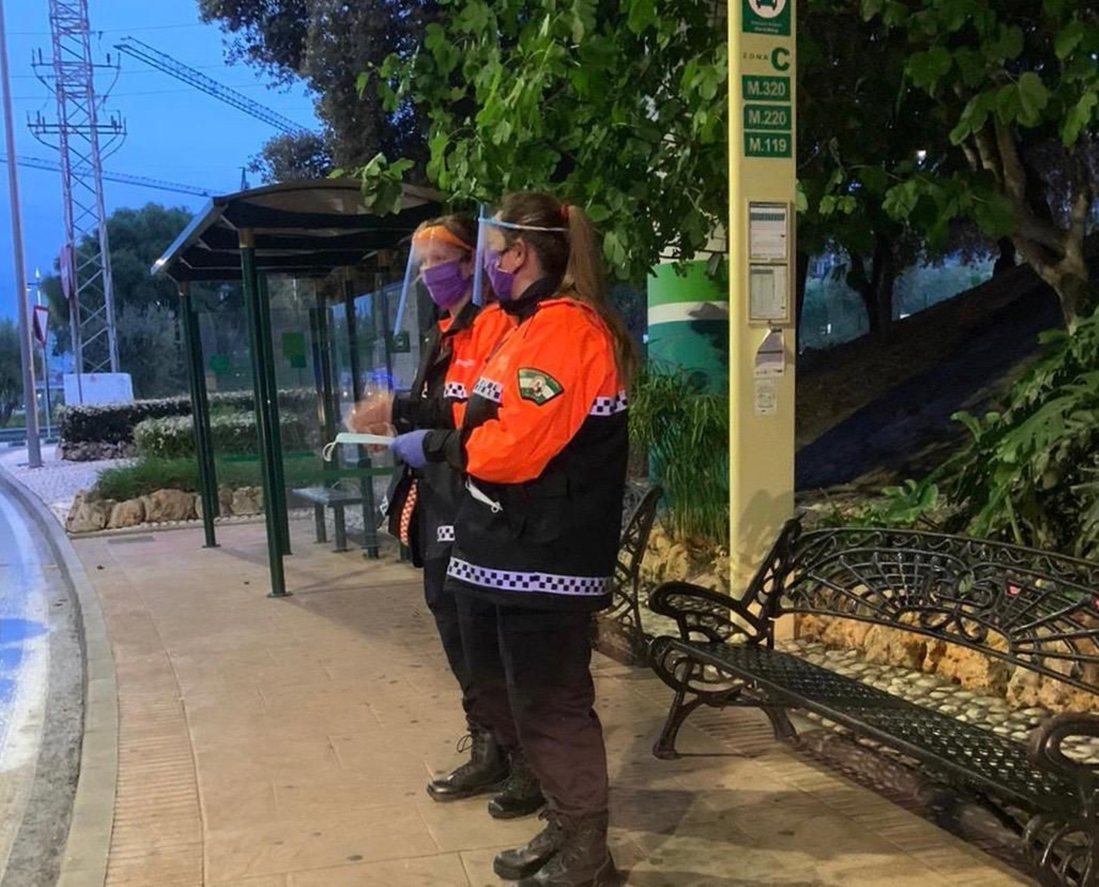 Voluntarios de Protección civil de Mijas repartiendo mascarillas.