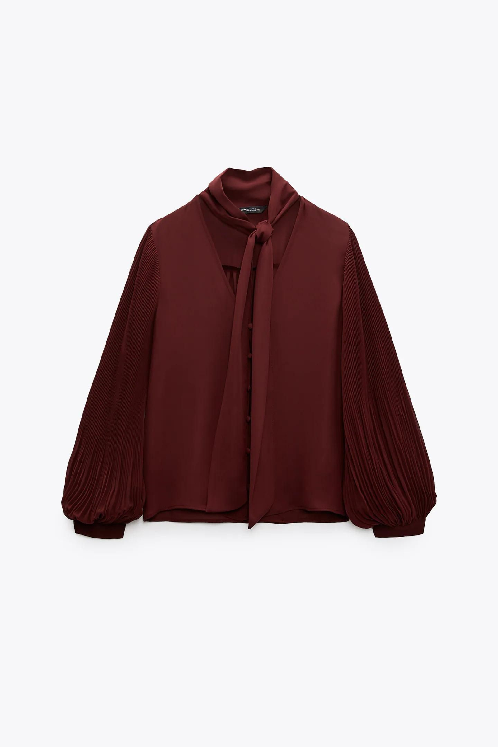 Blusa con lazada color granate de Zara.