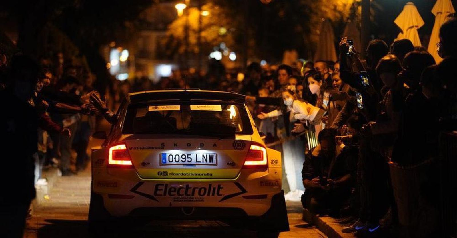 Varios aficionados animan a un piloto en una ceremonia de salida de una edición anterior.