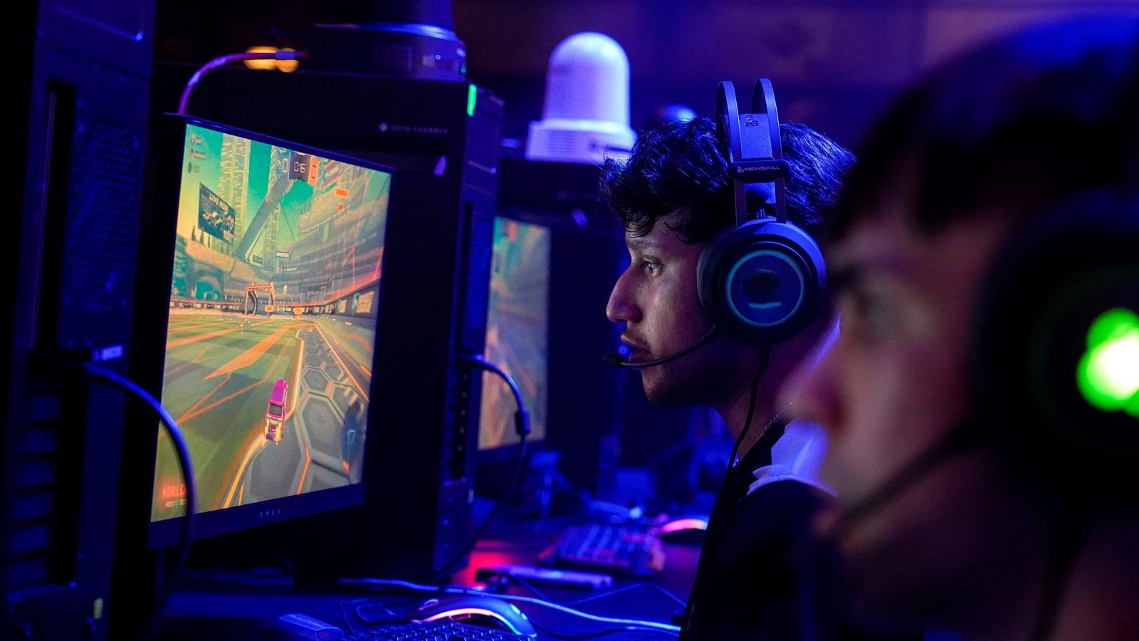 Jóvenes juegan a un videojuego a través del ordenador.