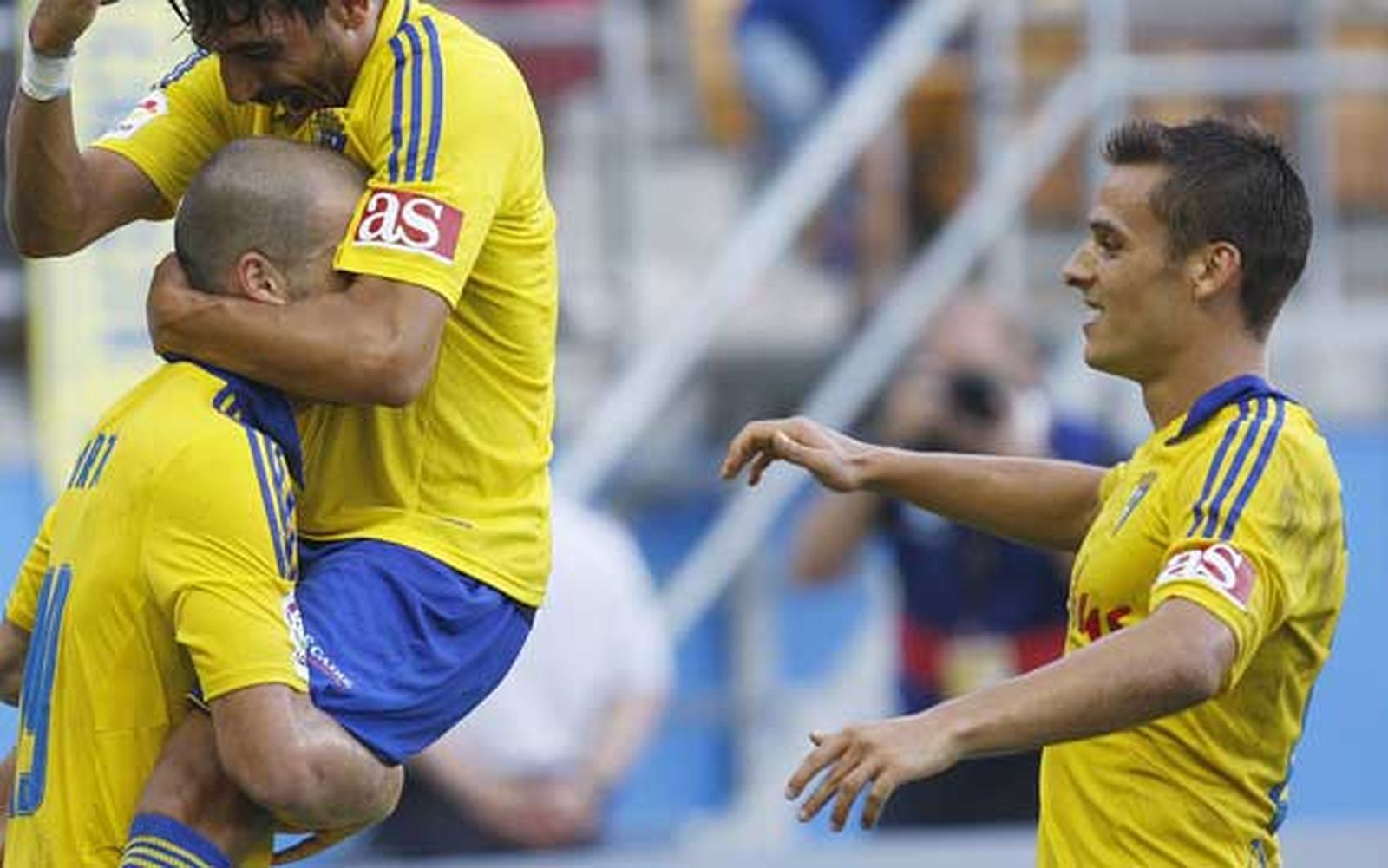 Brian Oliván (d) acude a felicitar a Ortuño, tras anotar el tercer tanto frente al Getafe. /Joaquín Pino