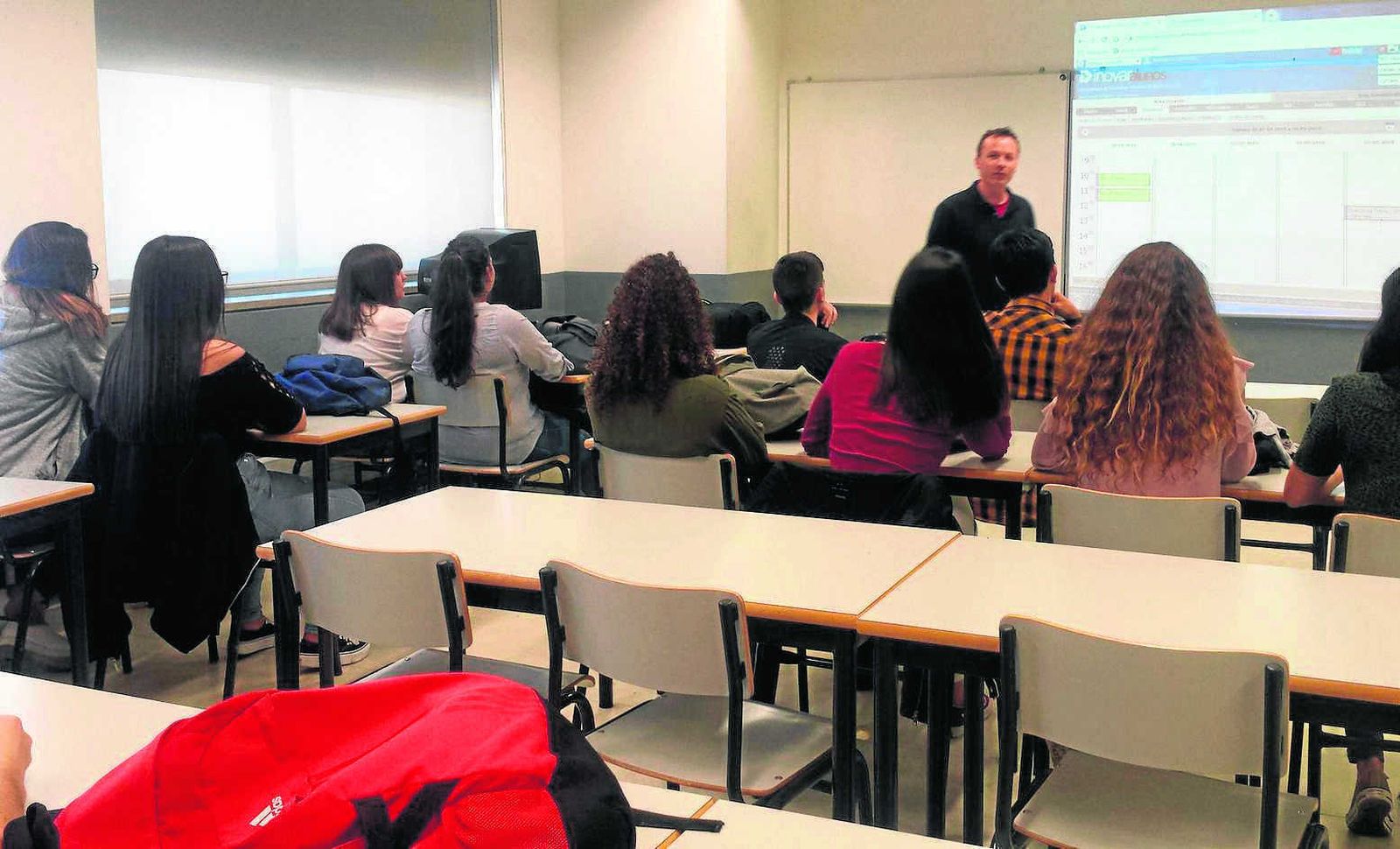 Un profesor imparte clase en un aula del centro Agrupamento de Ecolas de Vila Real de Santo António.