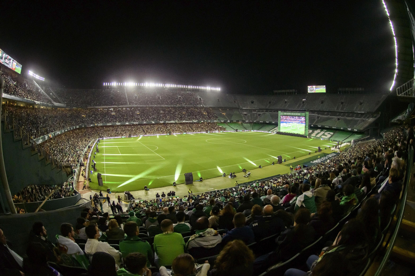 La pantalla de televisión instalada en el Benito Villamarín el día de la final de Copa.