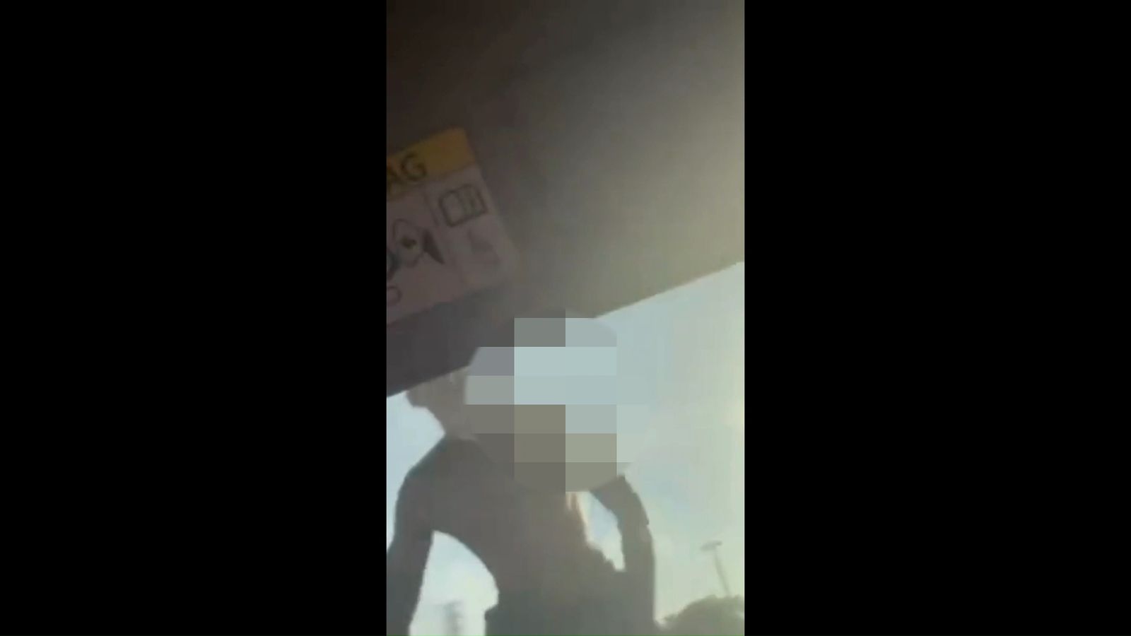 Un joven pone en peligro el tráfico al subirse al capó de un coche en la SE-30