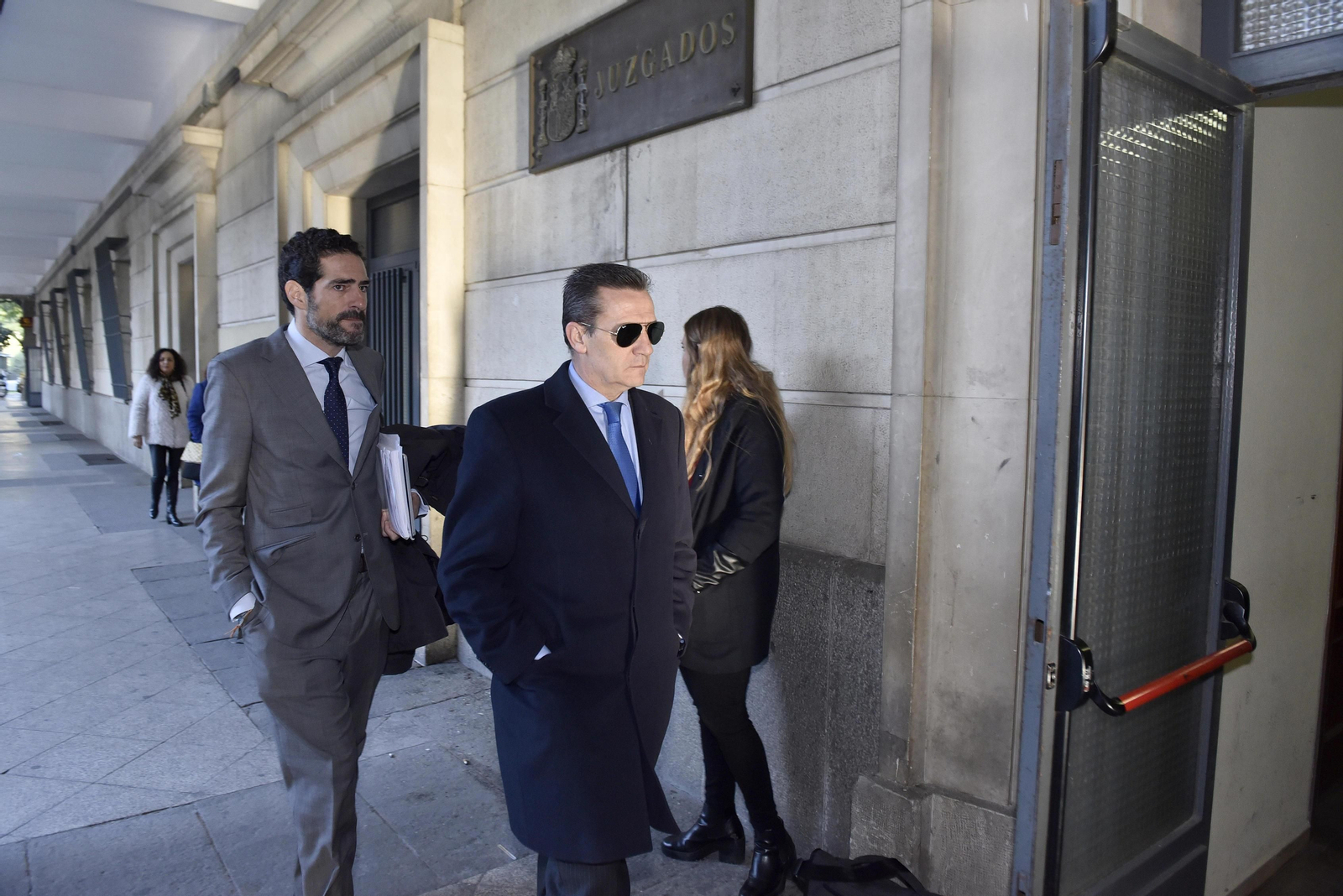 El director general del Sevilla José María Cruz, llega ayer a los juzgados de Sevilla.