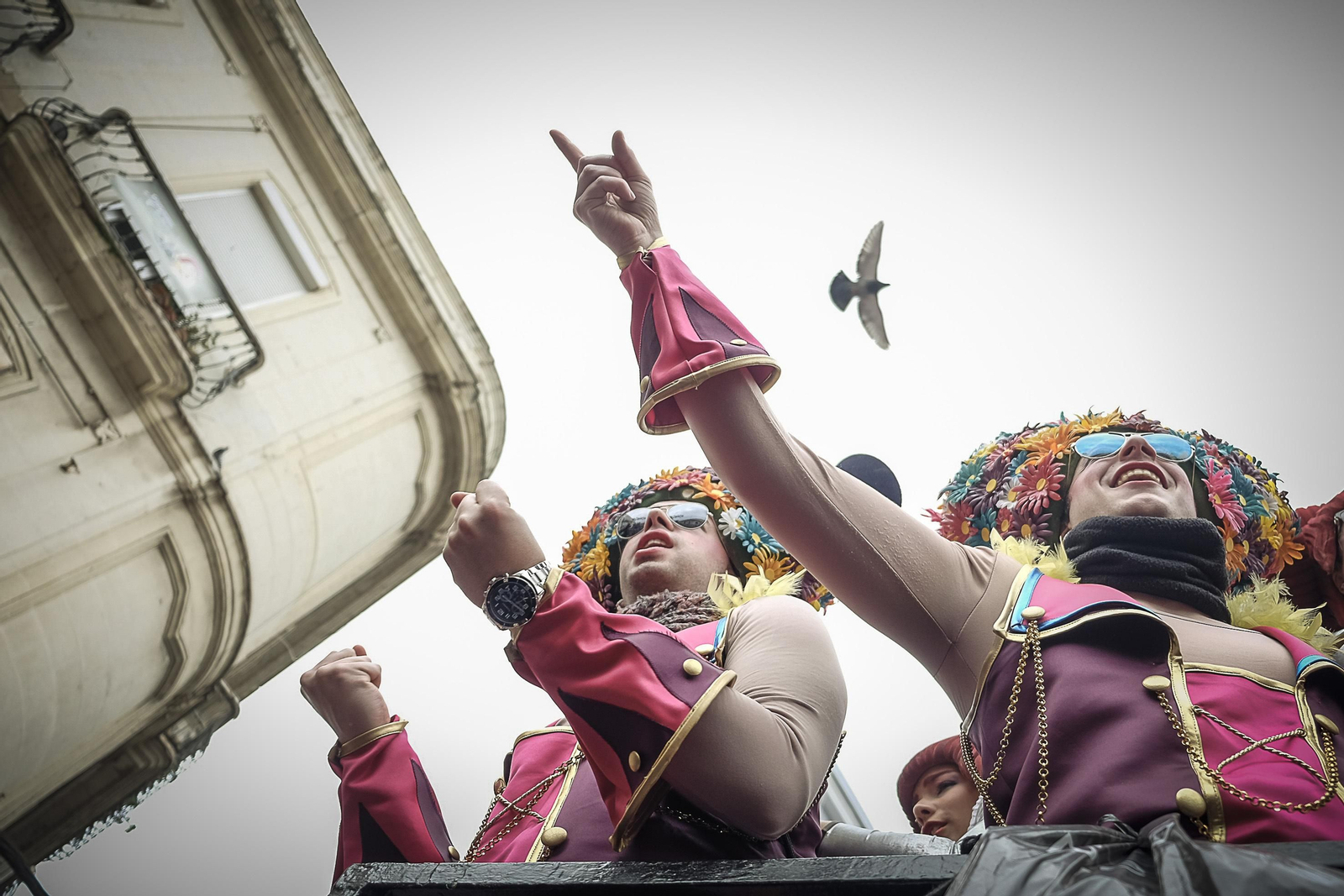 Un coro canta en su batea en la semana de Carnaval.